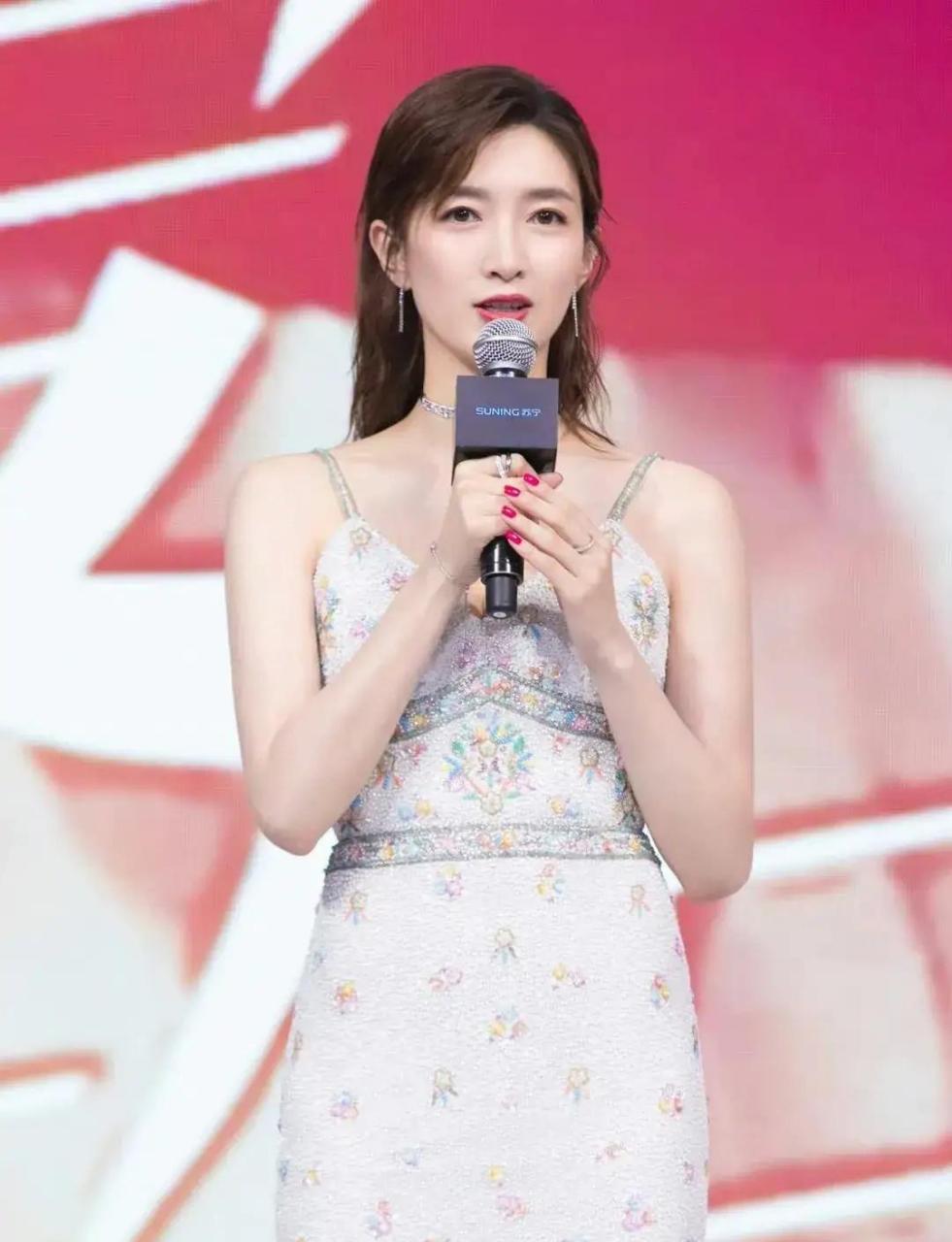 江疏影这腰臀比真是美绝了,修身的碎花裙也能穿的如此惊艳