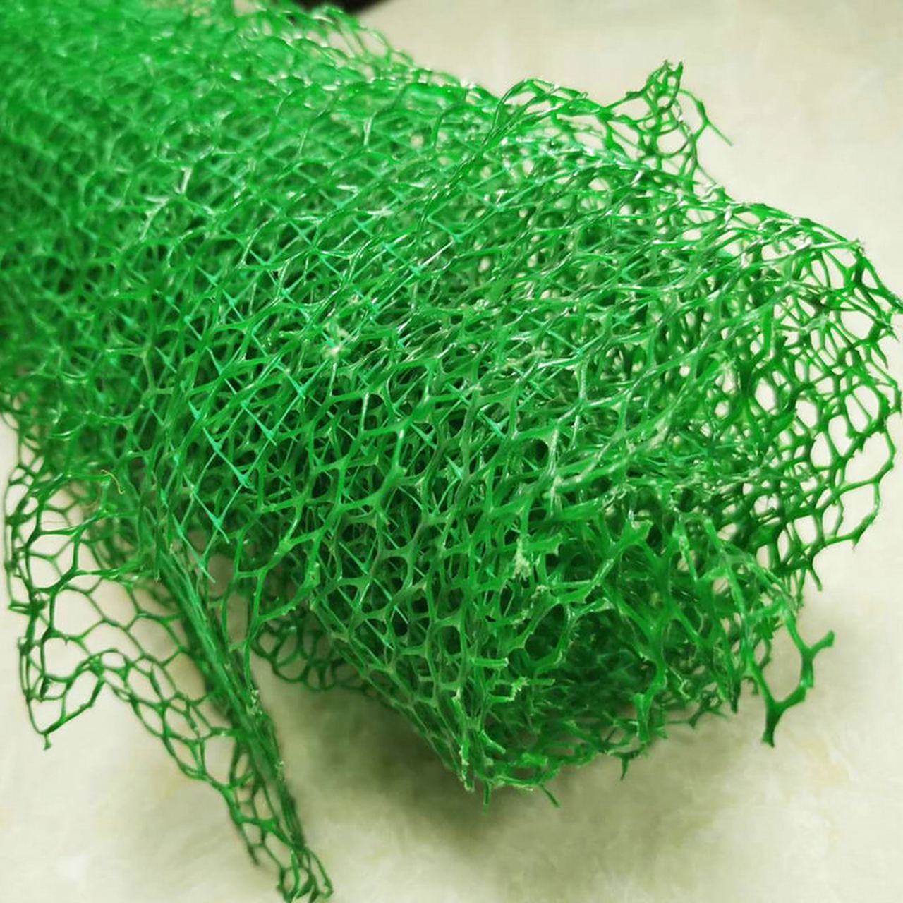 三维植被网护坡技术综合了土工网和植物护坡的优点,起到了复合护频哪