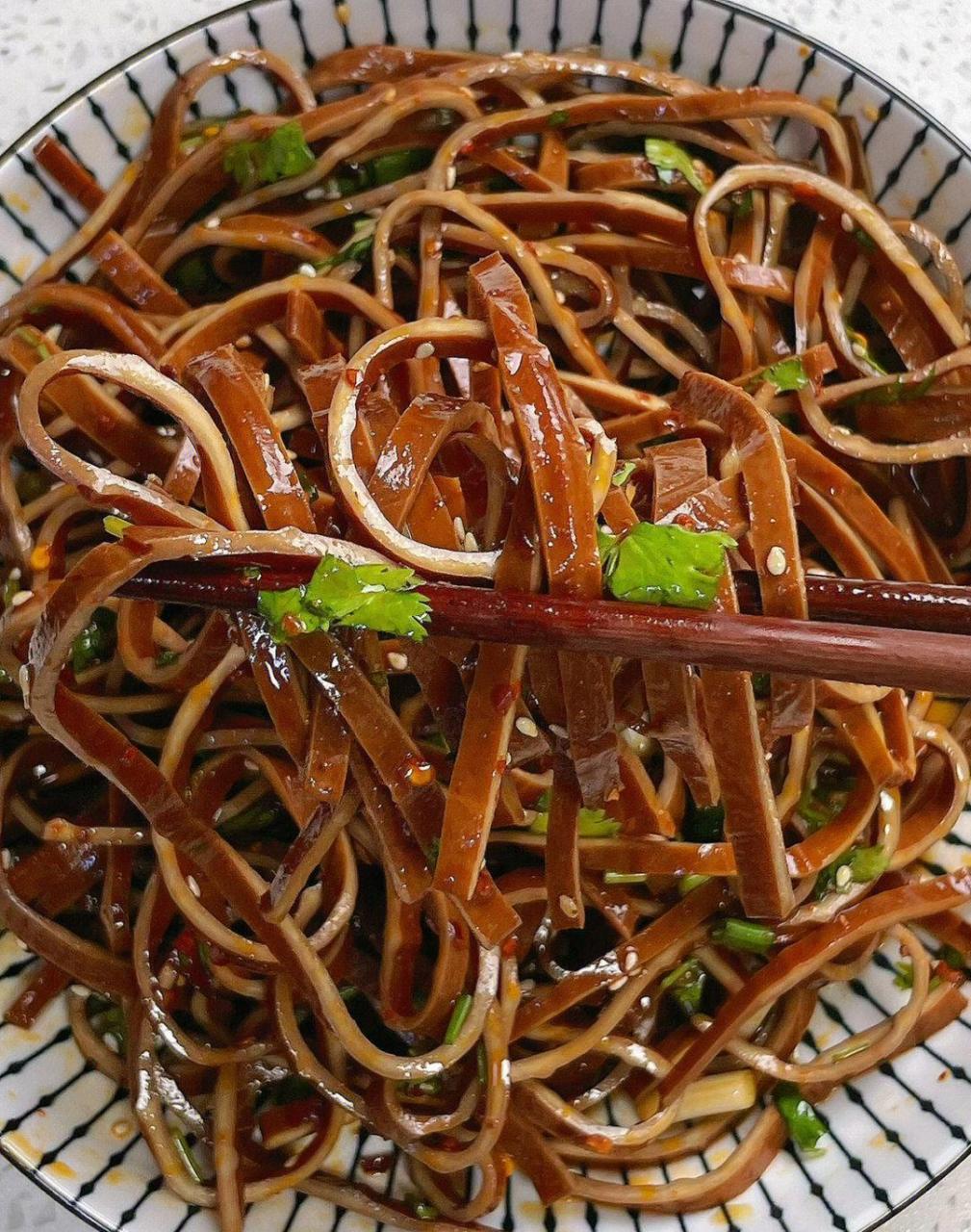 越嚼越香的凉拌牛皮豆干～做法: 1牛皮豆干冲洗后切丝,水开加入豆干煮