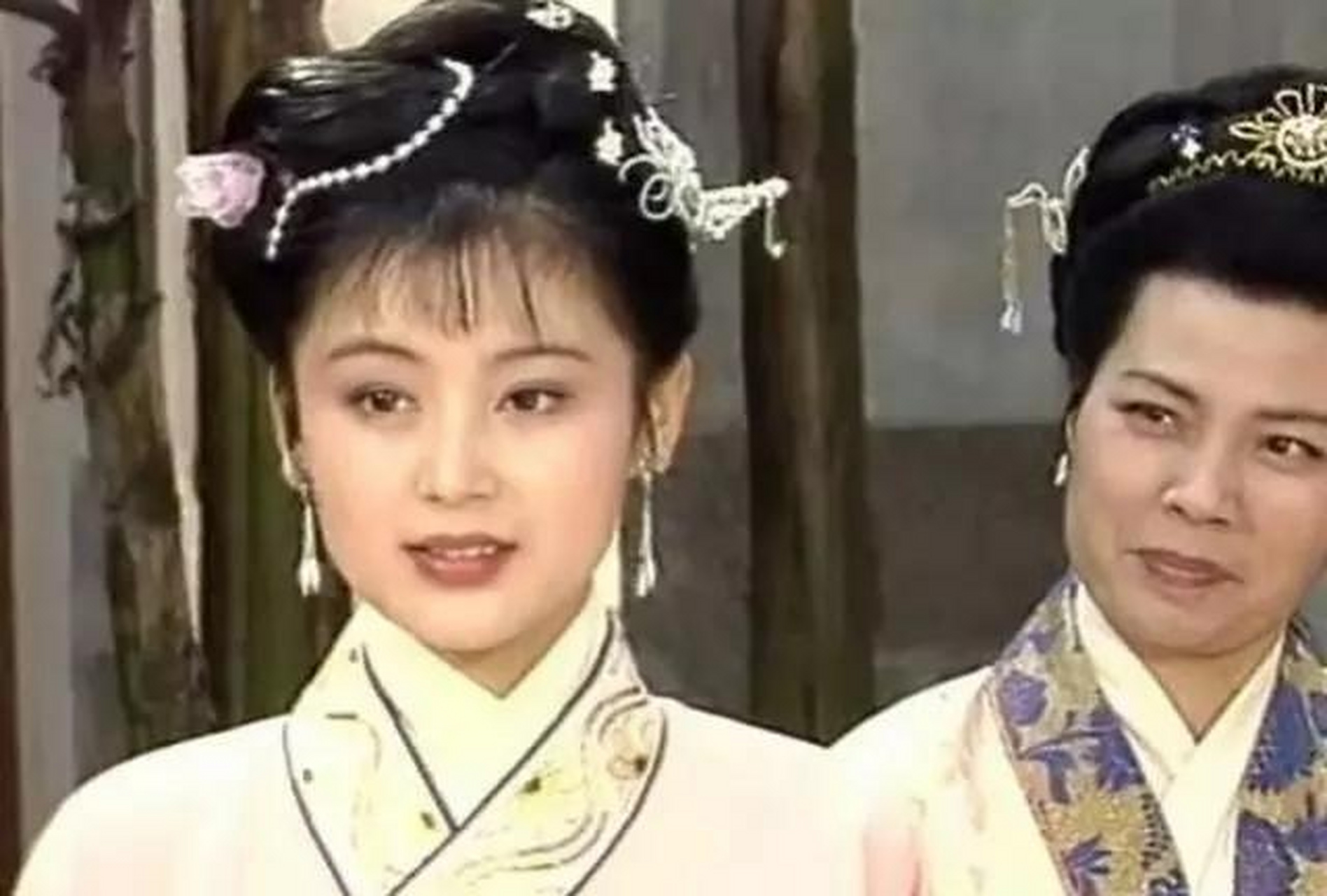 在出演了《聊斋》后,陈红一度被誉为是中国第一古装美女,最让人佩服的