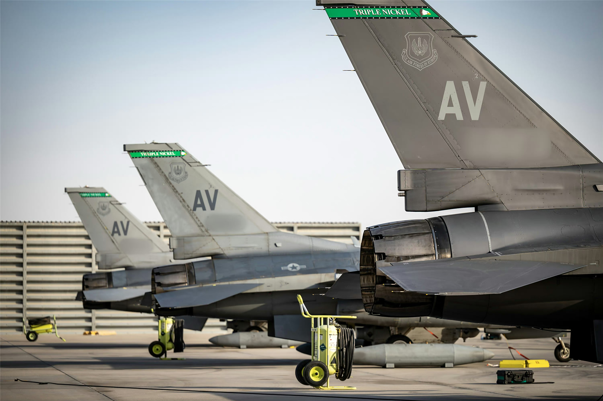 发现一个问题,美国人把这些f-16战斗机的机体编号打码了,美国人说好的