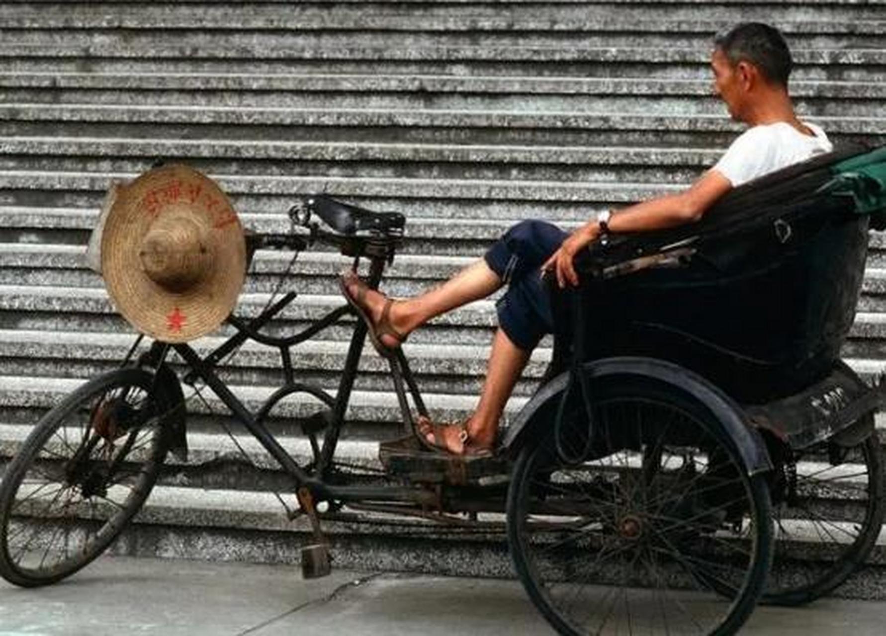 1981年的成都,一辆等待载客的人力三轮车