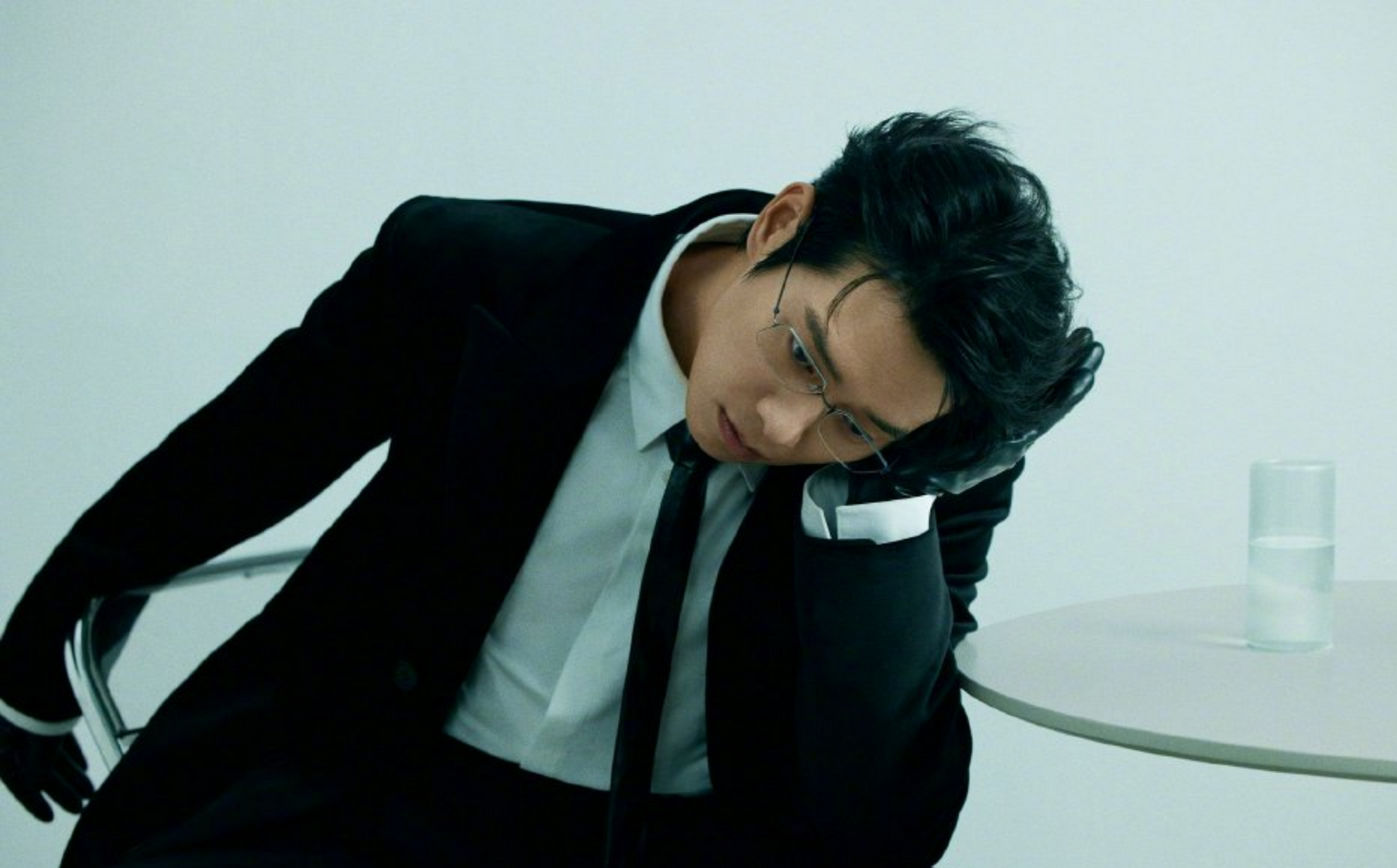 魏大勋大片曝光 穿西装戴眼镜和耳骨夹张力拉满#娱乐大放送