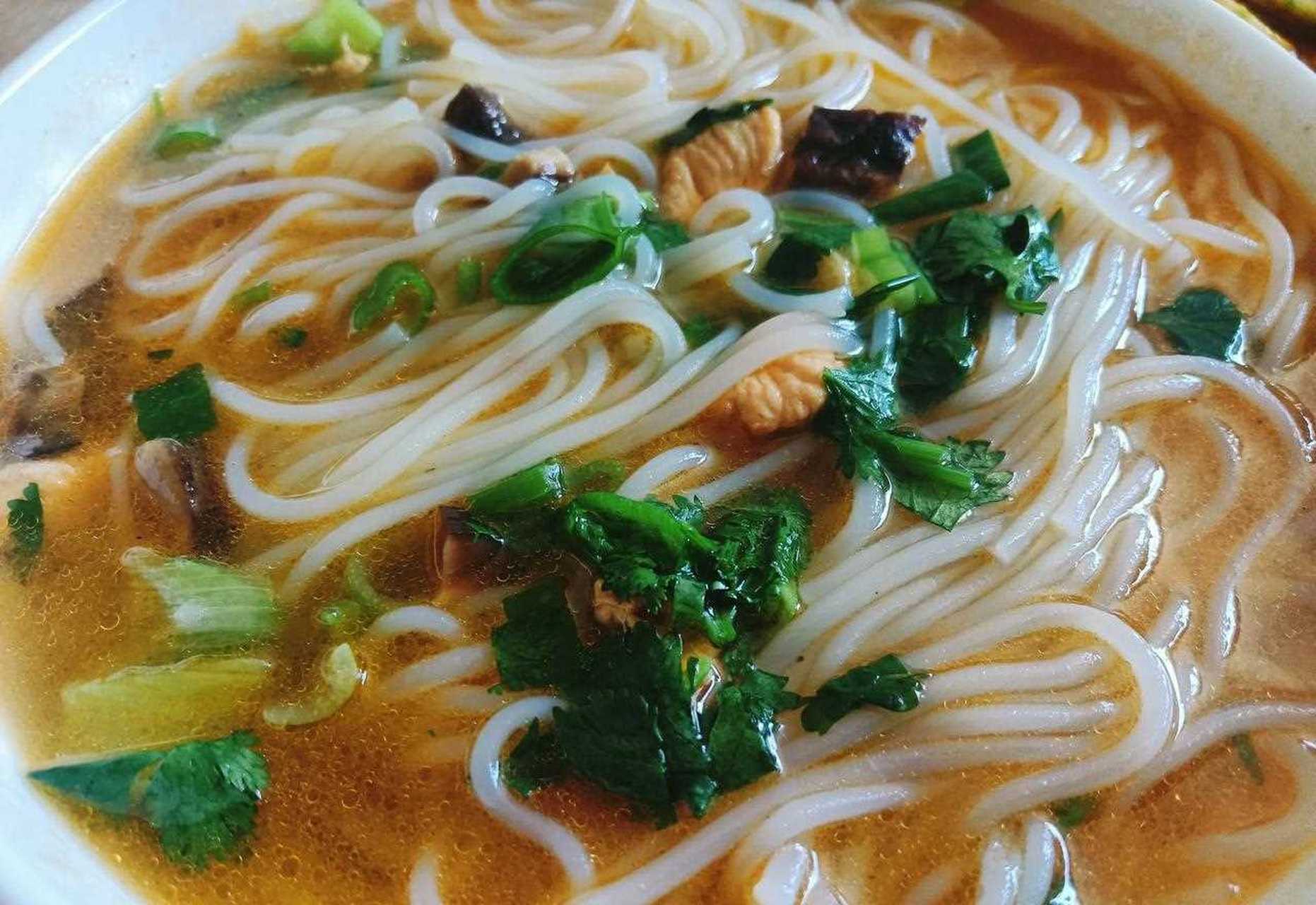 今天休息在家,自已做的鸡汤香菇鸡块米线,味道不错,吃着很香.