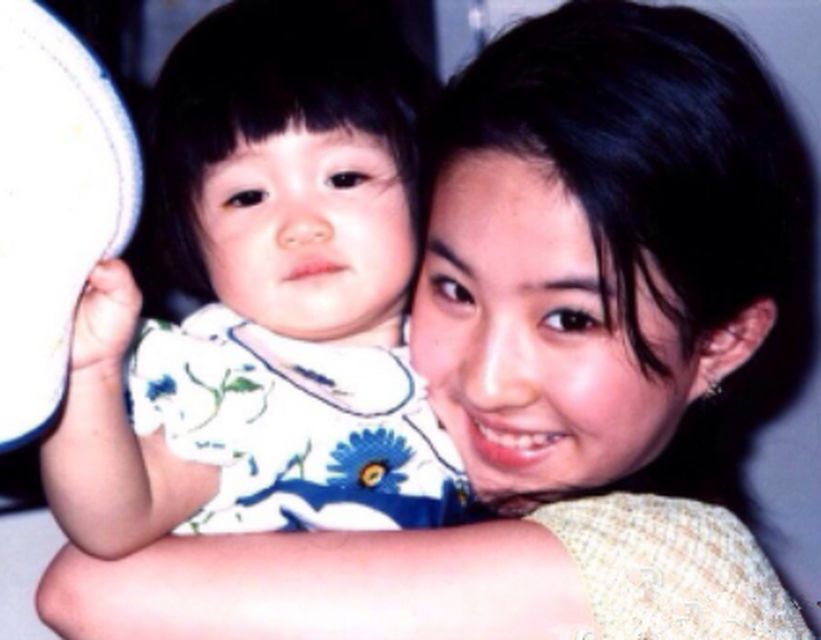 12岁刘亦菲和她表妹的合影!咱就想知道,表妹现在在哪儿呢?