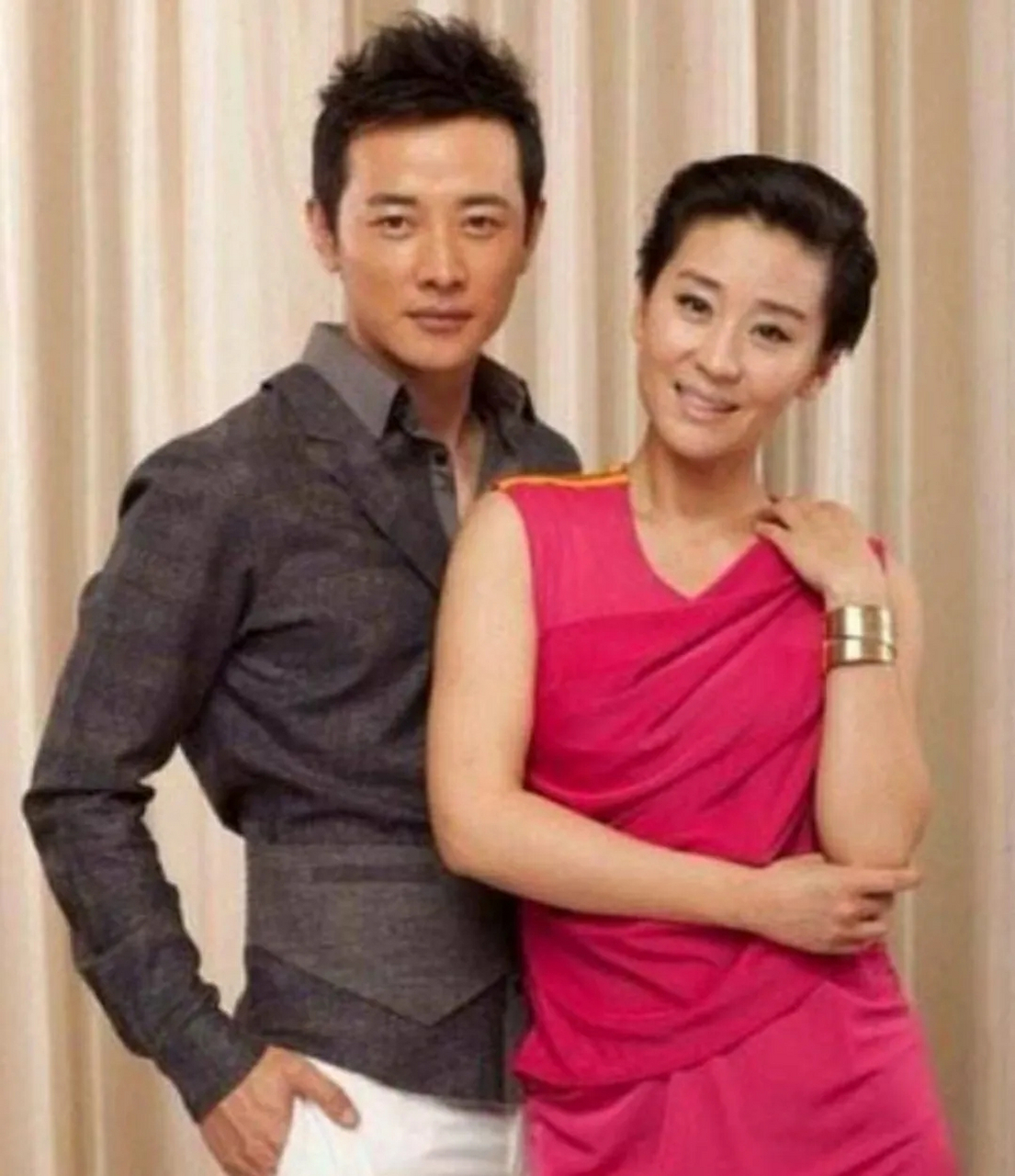 当年,苗圃父亲病重,男友罗晋拿出所有的积蓄给他看病.