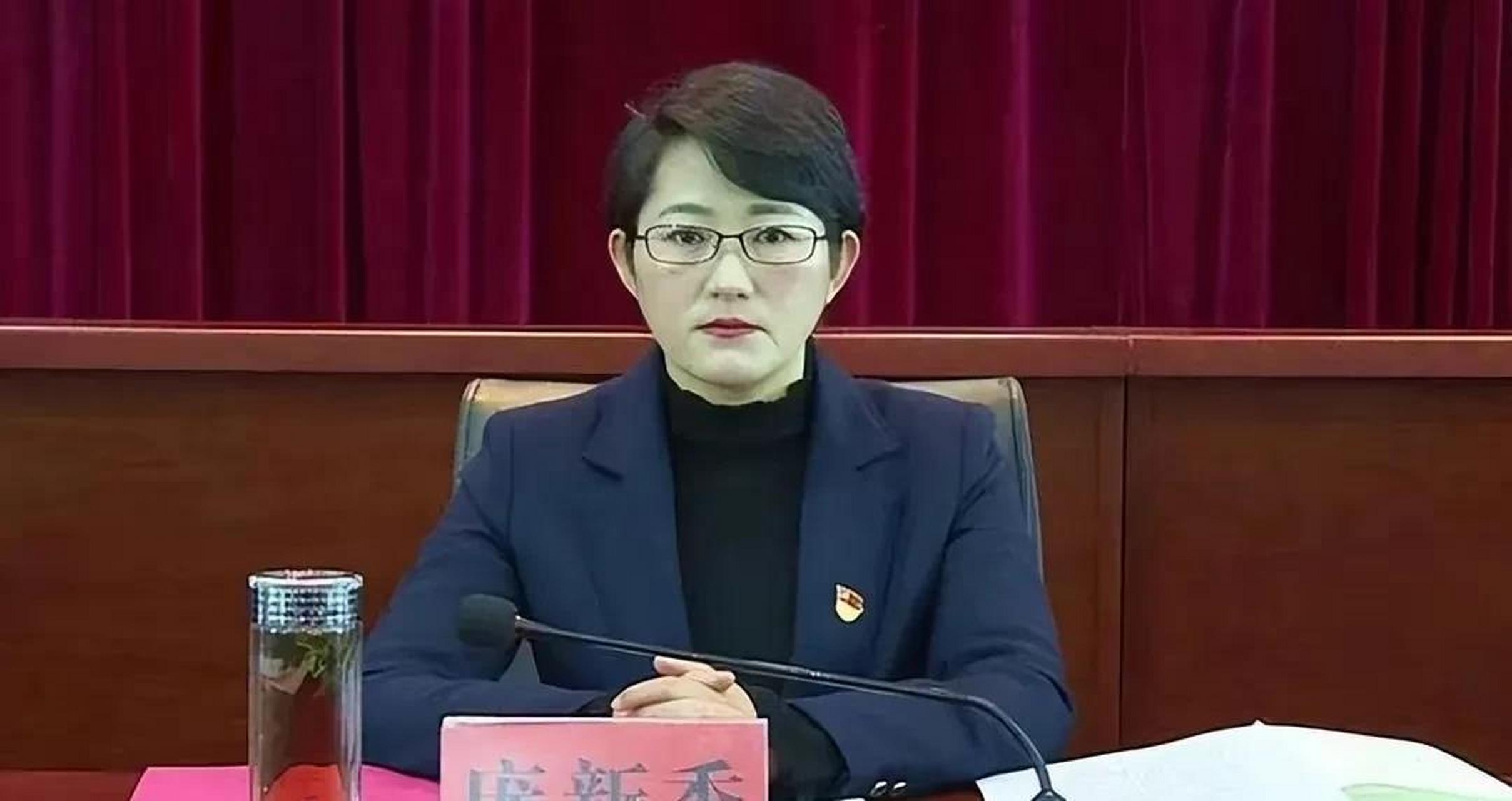 丽江市华坪县县长庞新秀,天生丽质,容颜照人.  但却有一副贪腐的心肠.