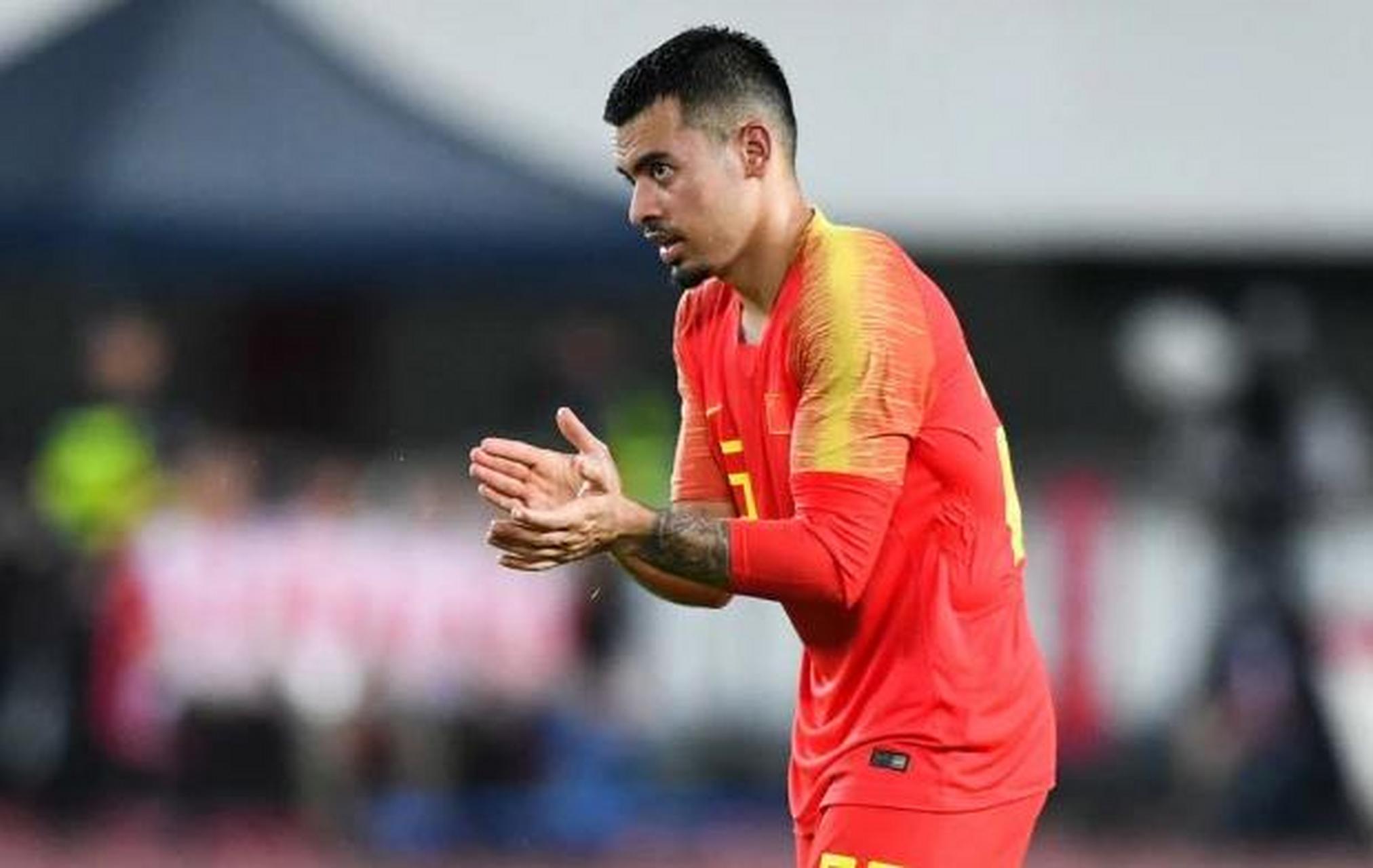 众多国人骂中国球员,但这位归化球员敬业精神获得肯定,他是谁?