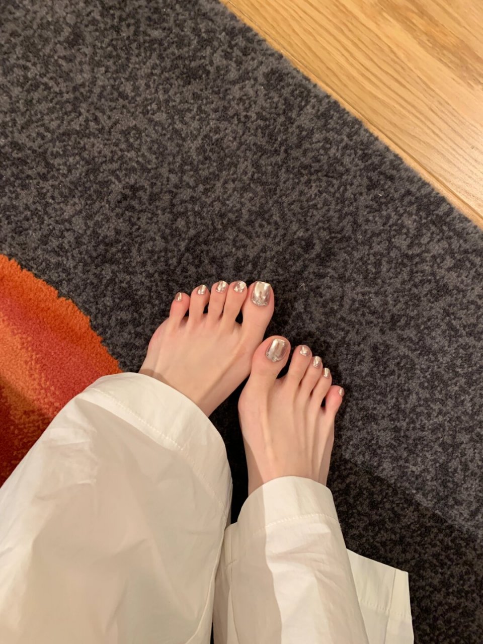 显白气质的魔镜粉脚美甲  秋天做的第一幅美甲,一定要选银色魔镜粉!
