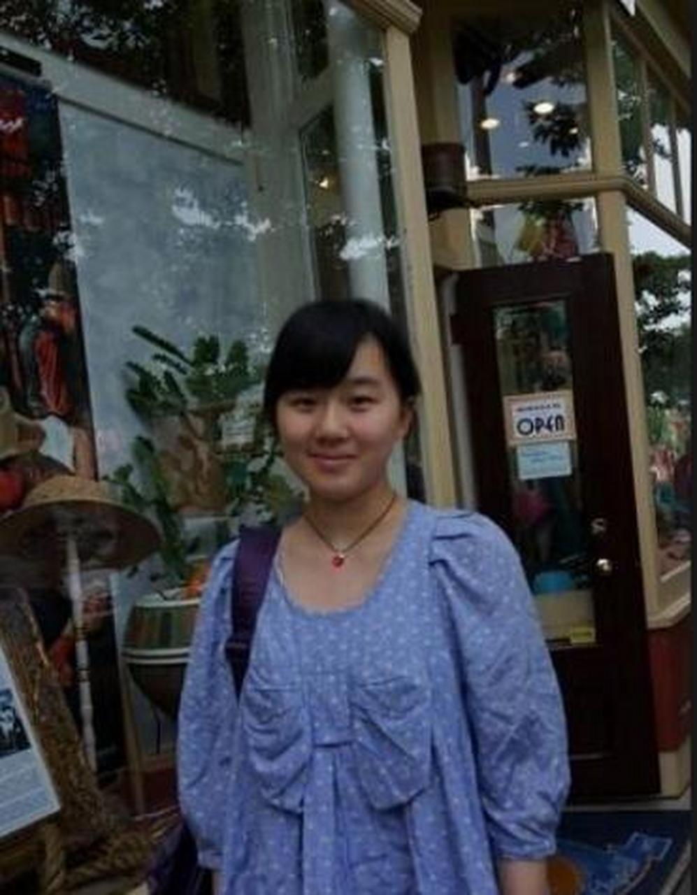 孟非女儿长大了,22岁颜值清新甜美显名媛范,小时候的孟星亚带着点婴儿