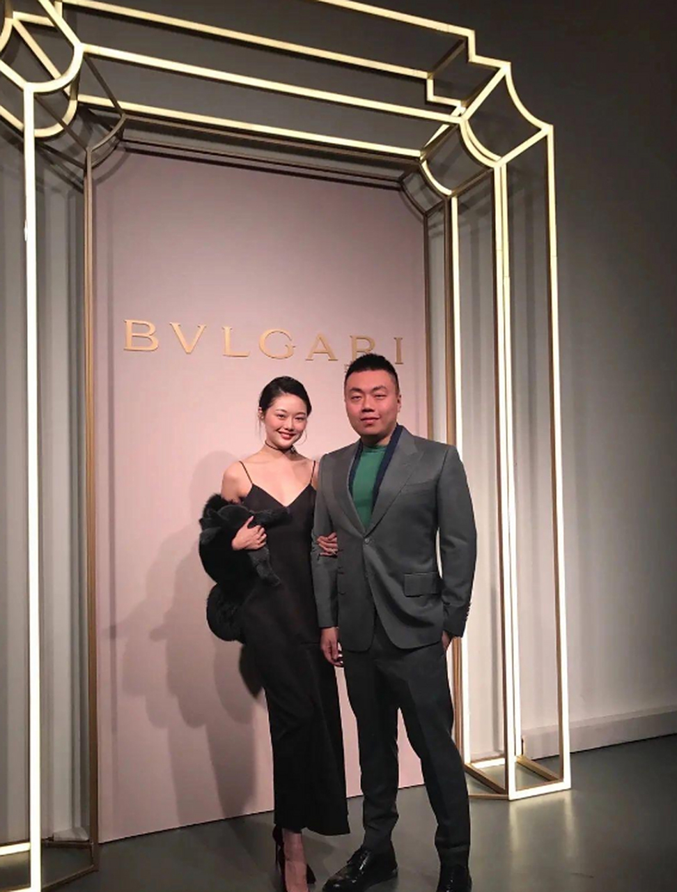 网红晚晚和他的丈夫林翰的合影,虽然林翰其貌不扬,但是感觉晚晚嫁给他