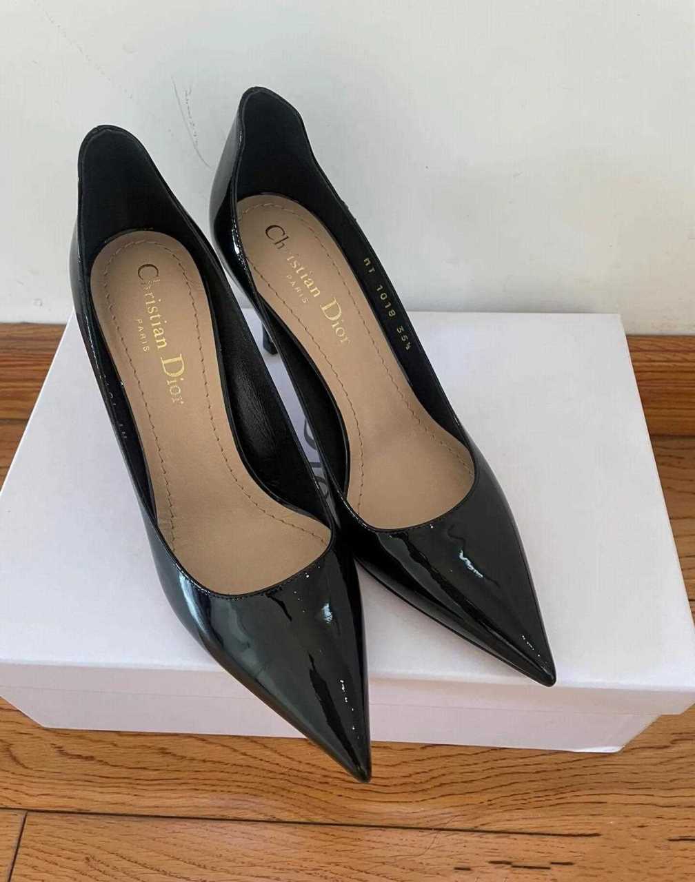 dior黑色漆皮高跟鞋,8cm尖头设计彰显魅力[偷笑]