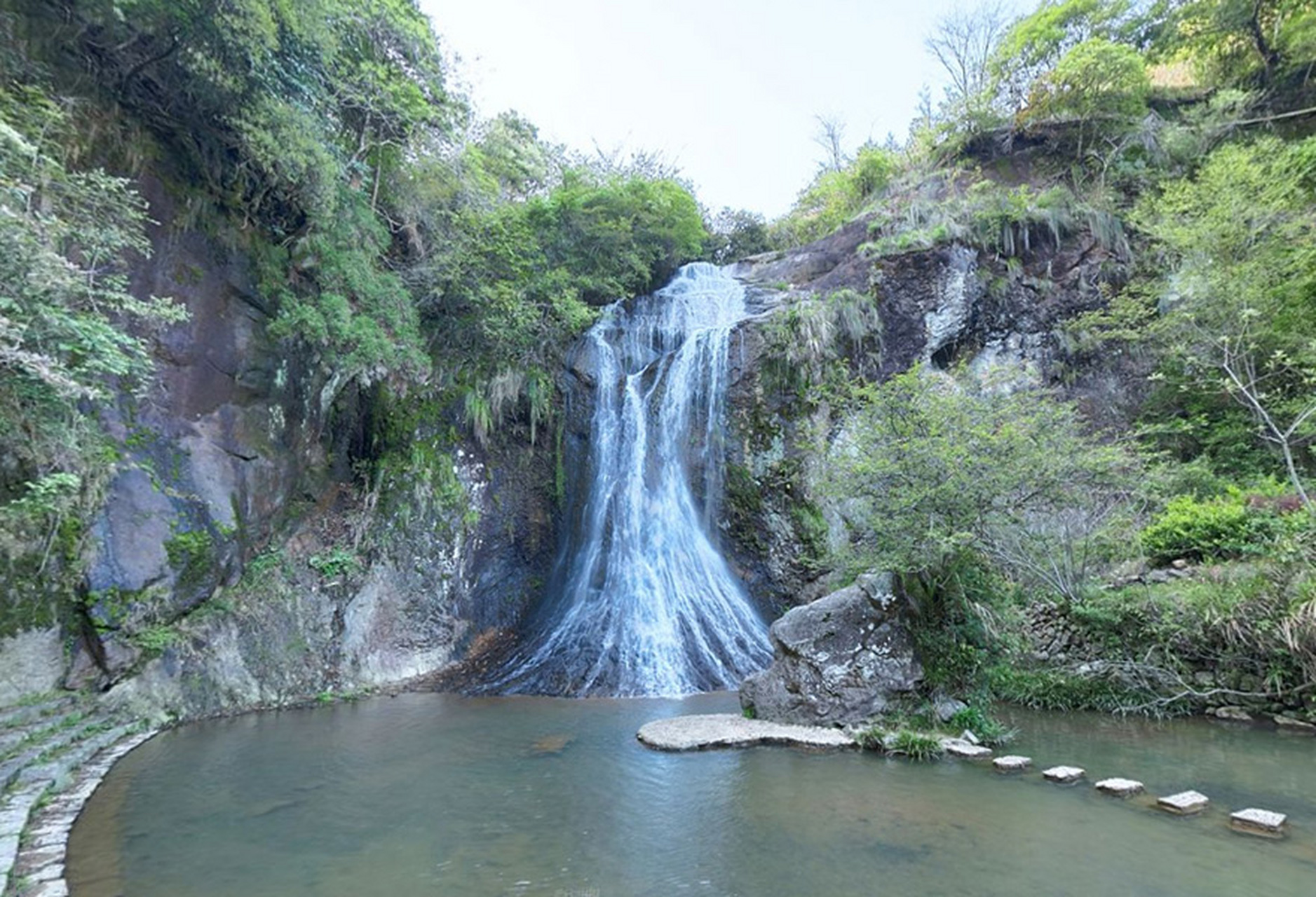 白水洋·鸳鸯溪景区位于福建省屏南县境内,总面积66平方公里,分为