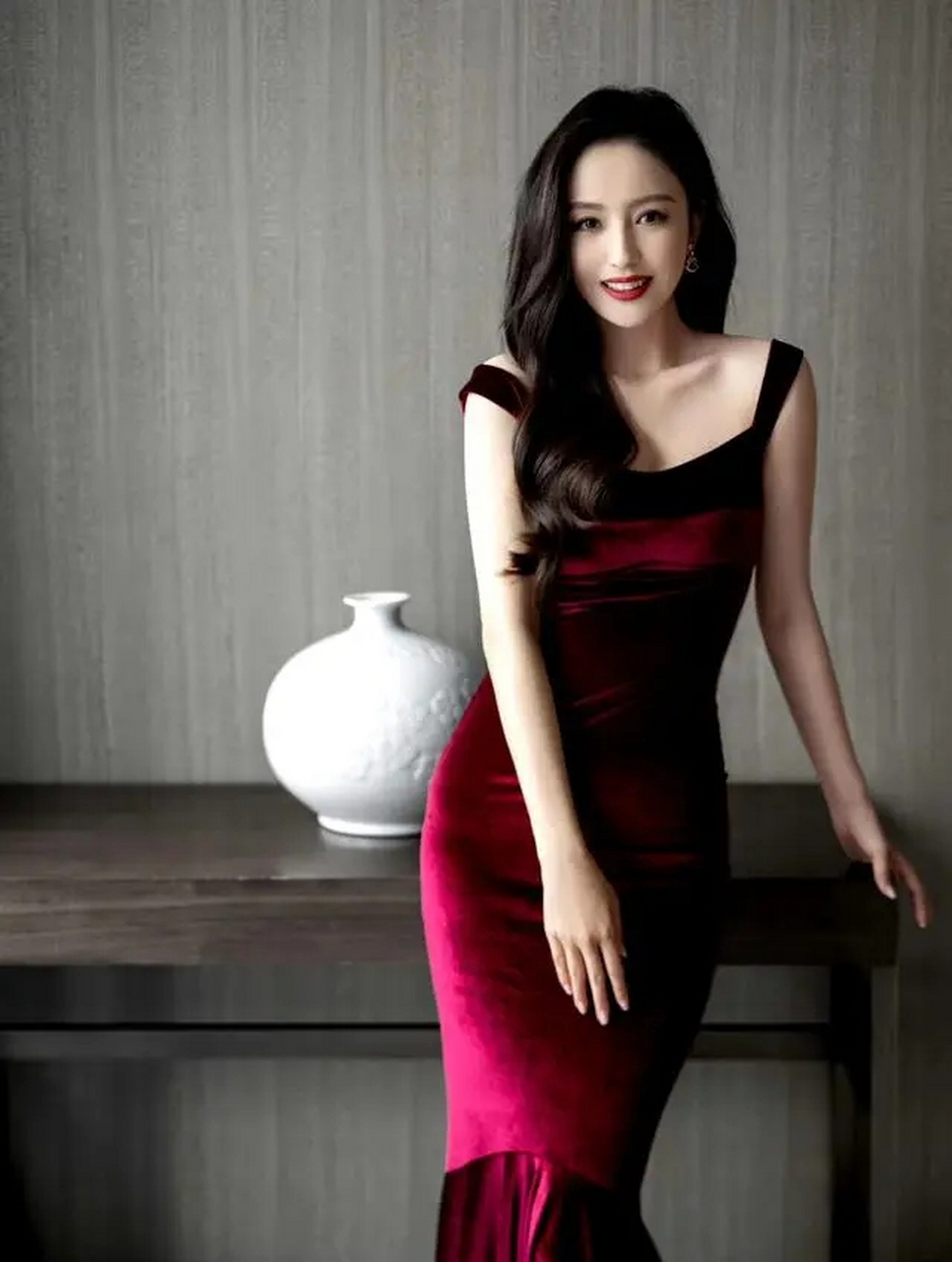 佟丽娅出席活动,穿一条酒红色丝绒吊带长裙,优雅又显贵气!