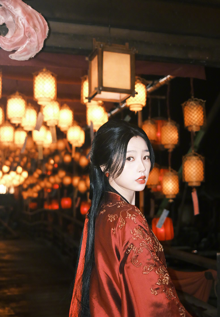 虞书欣的这组古装照,还是很有感觉的.