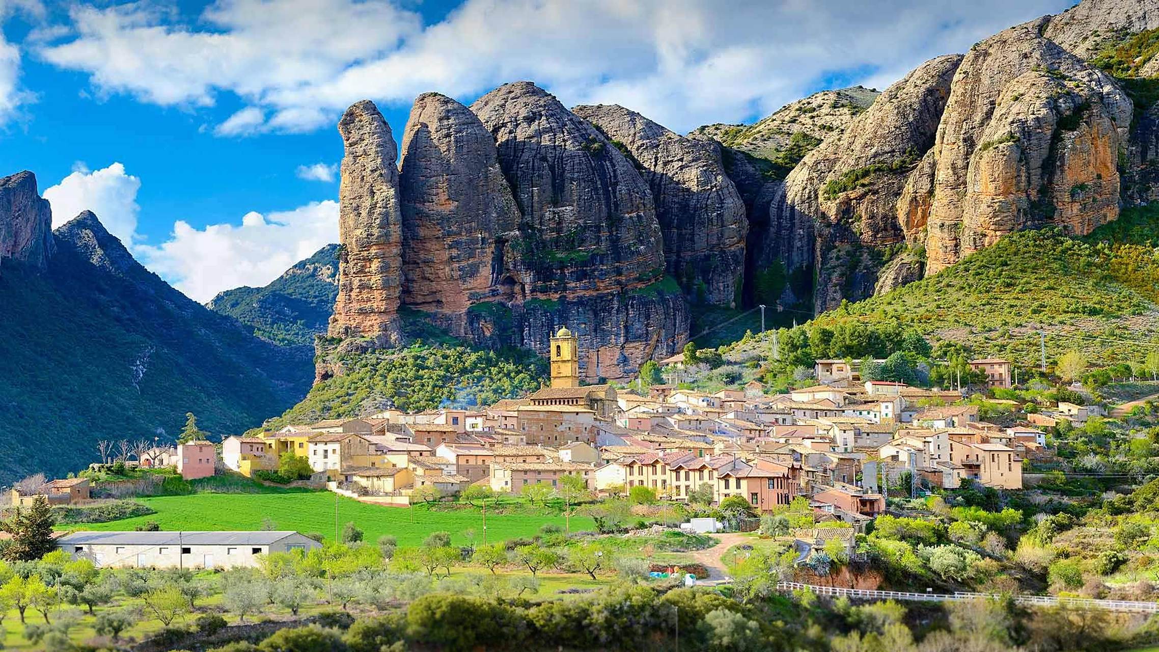 西班牙韦斯卡阿圭罗村庄 ,这个迷人的西班牙韦斯卡小村庄被两座粉灰色