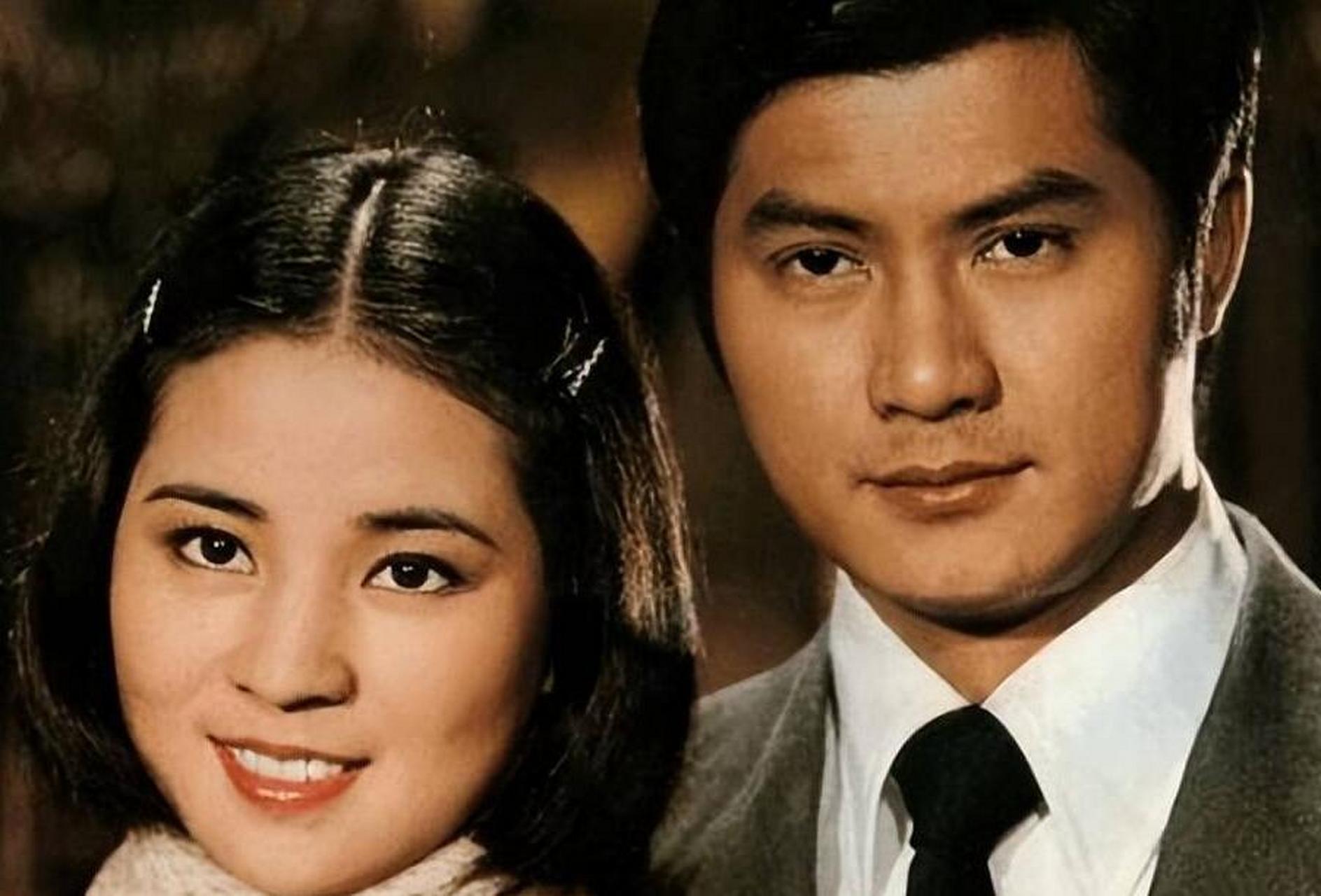 80年代,秦汉和林凤娇的合影展现了秦汉有些害羞,面对镜头忐忑的一面.