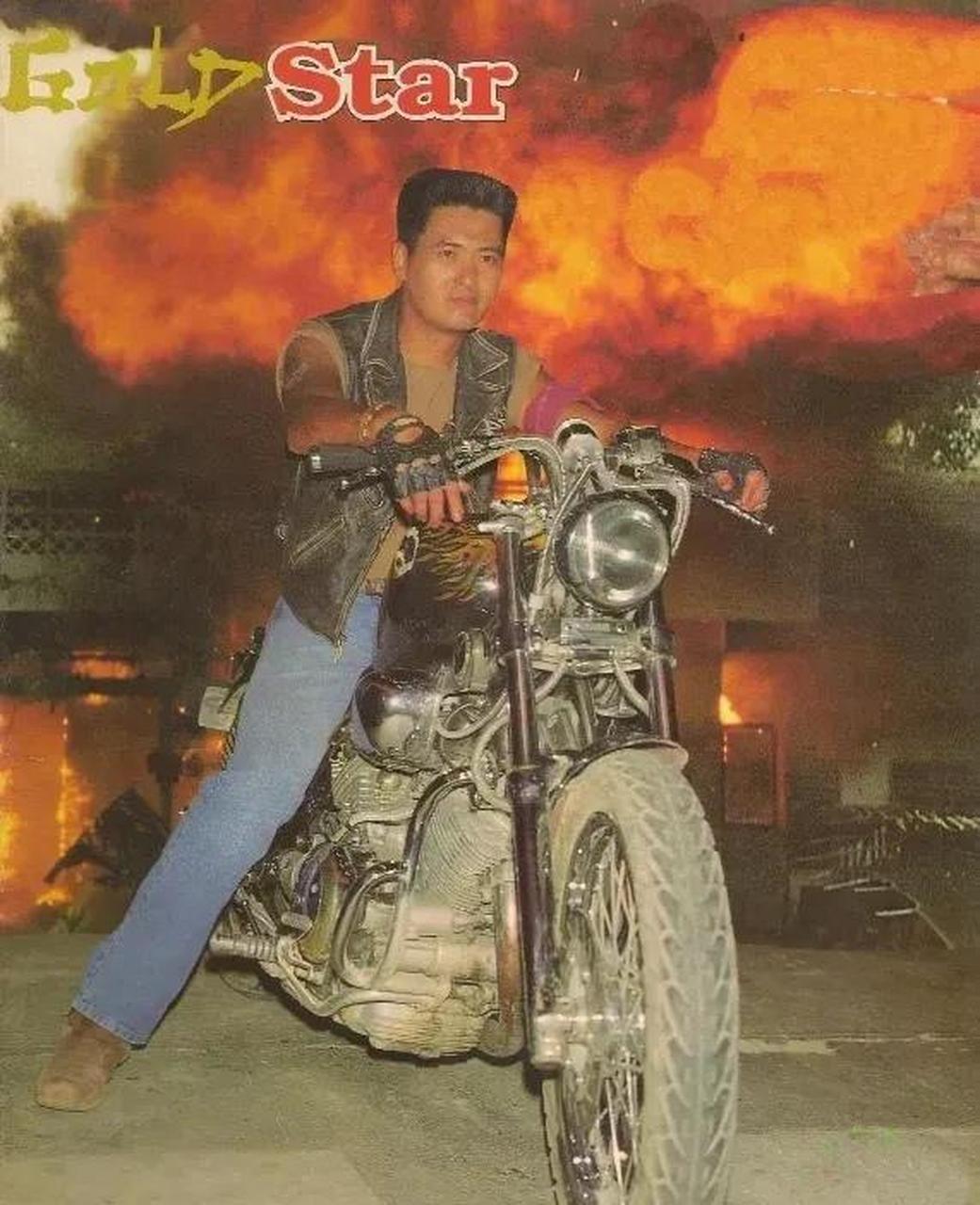 1992年,周润发骑着一辆摩托车,又帅又酷.