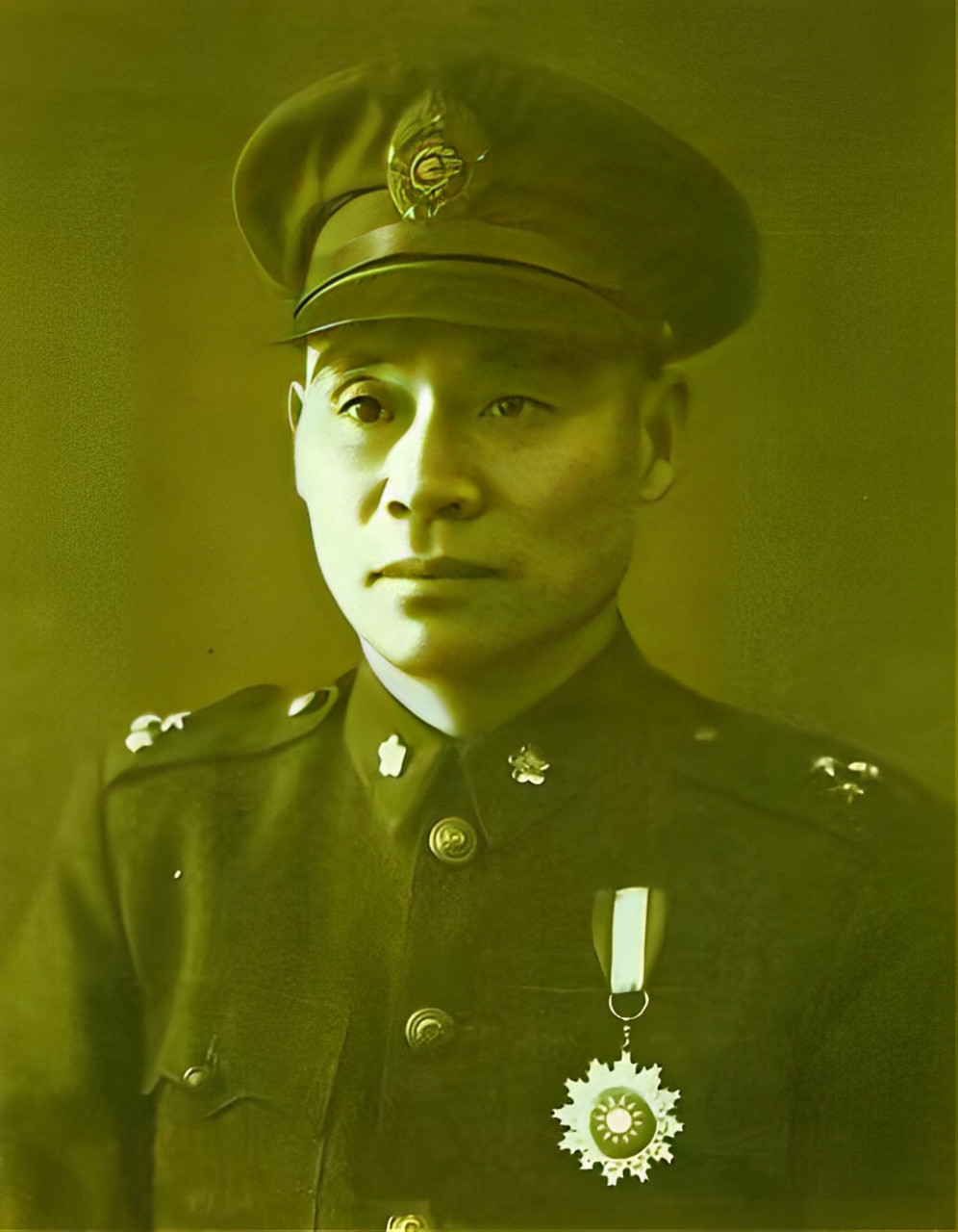 当顾祝同和连长两个排兵变逃跑时,他正忙着赌博,浑然不觉,旅长把他带