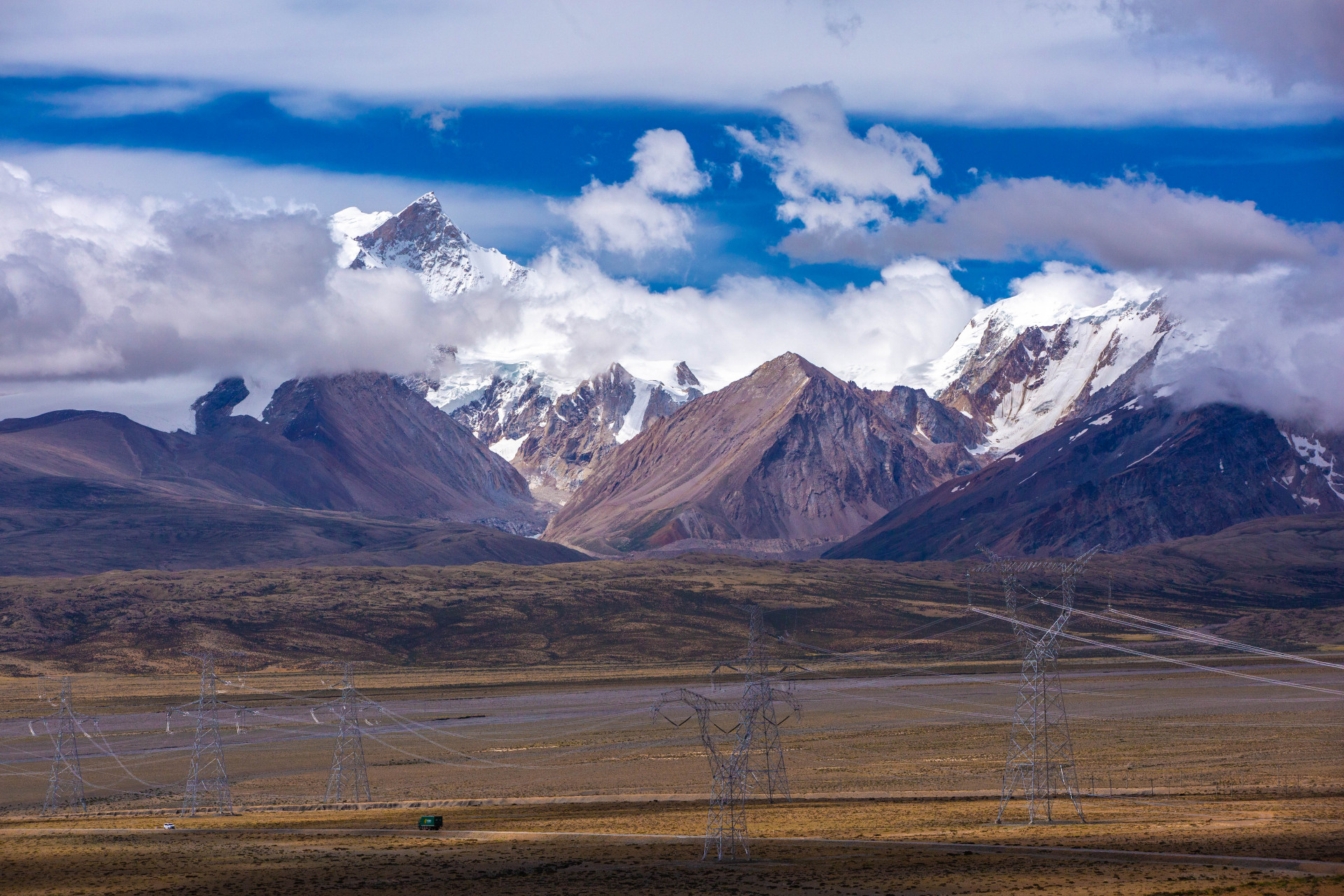 佩枯措,旧称"拉措森措",藏语意为神湖鬼湖,它地处吉隆县折巴乡和