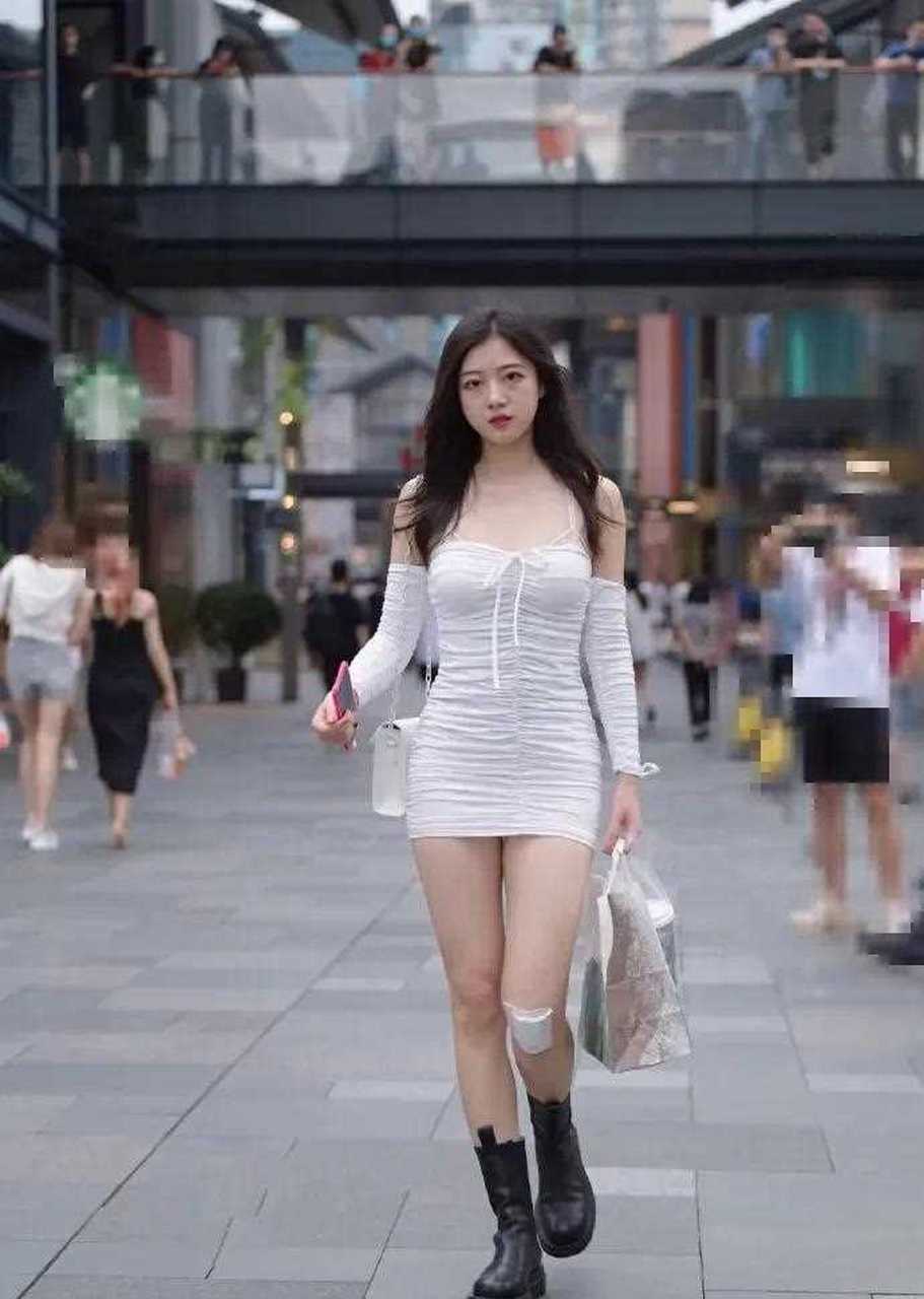 女生穿的少越来越少图片