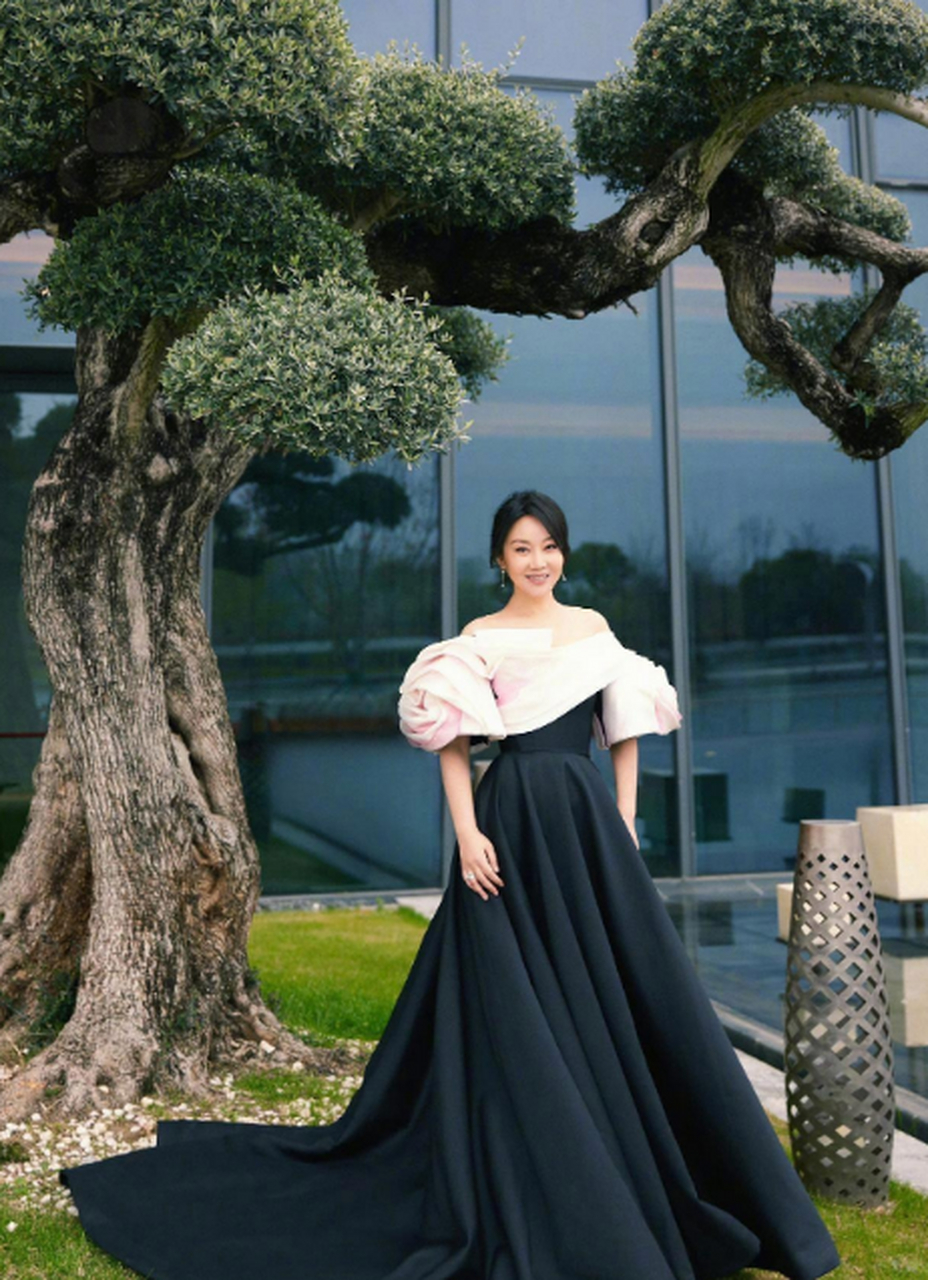 闫妮一身黑白双拼连衣裙,优雅大气,美丽时尚