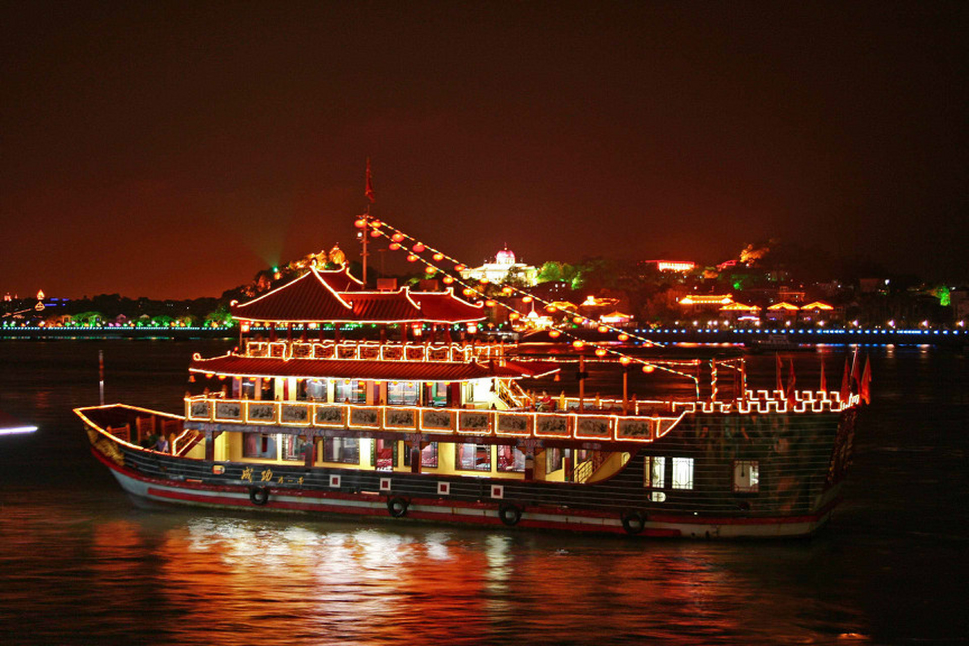 福建旅游景点大全#  #城市大玩家# @百家本地君  厦门鹭江夜游:浪漫