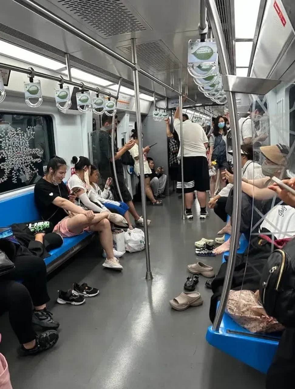 为什么坐地铁喜欢脱鞋?[尬笑]
