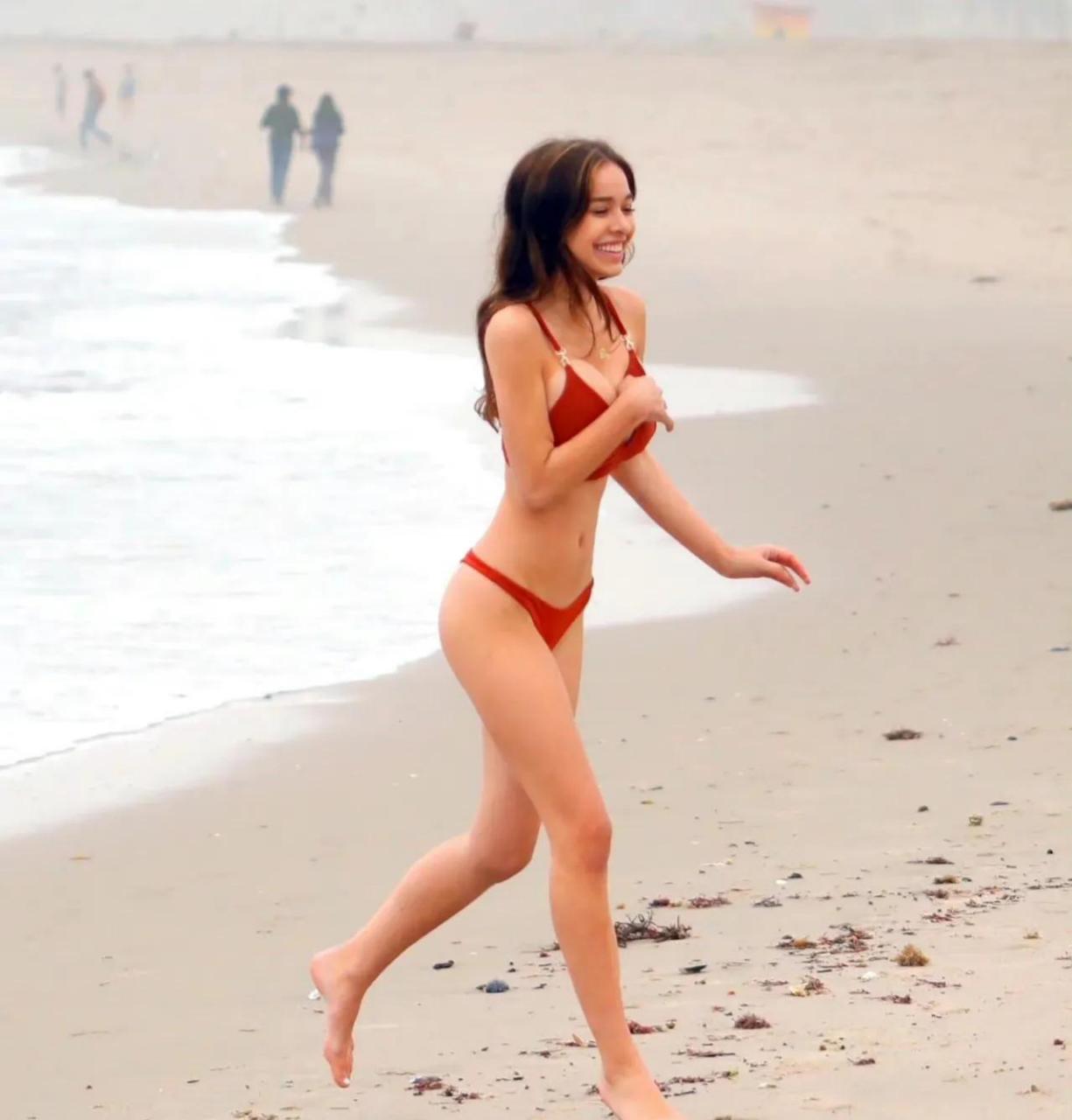 gif创作人# 美国嫩模苏菲·穆德(sophie mudd)红色比基尼现身迈阿密