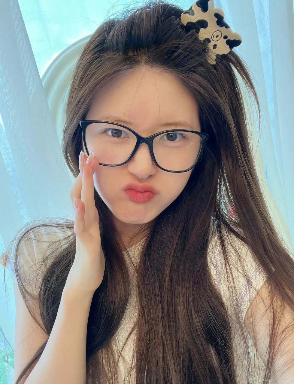 赵露思的小发夹真是可爱又少女!  ?#约会风格开放#[害羞]