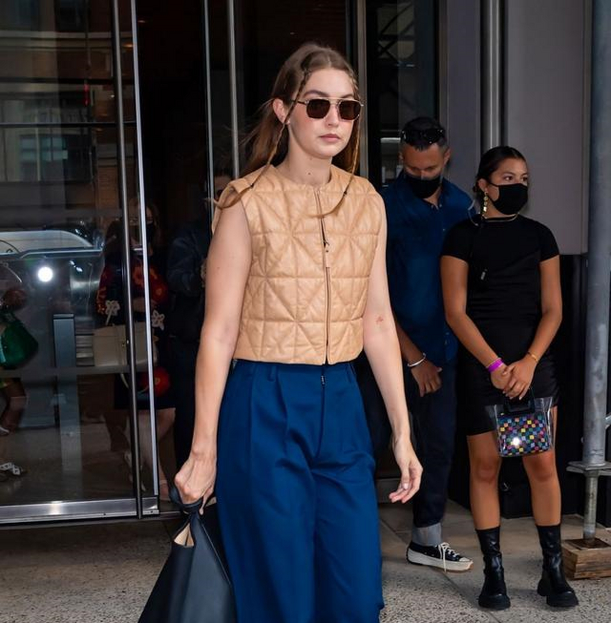 潮街拍汉娜牛仔短裙元气满满,莉莉针织衫针织裤舒适随性