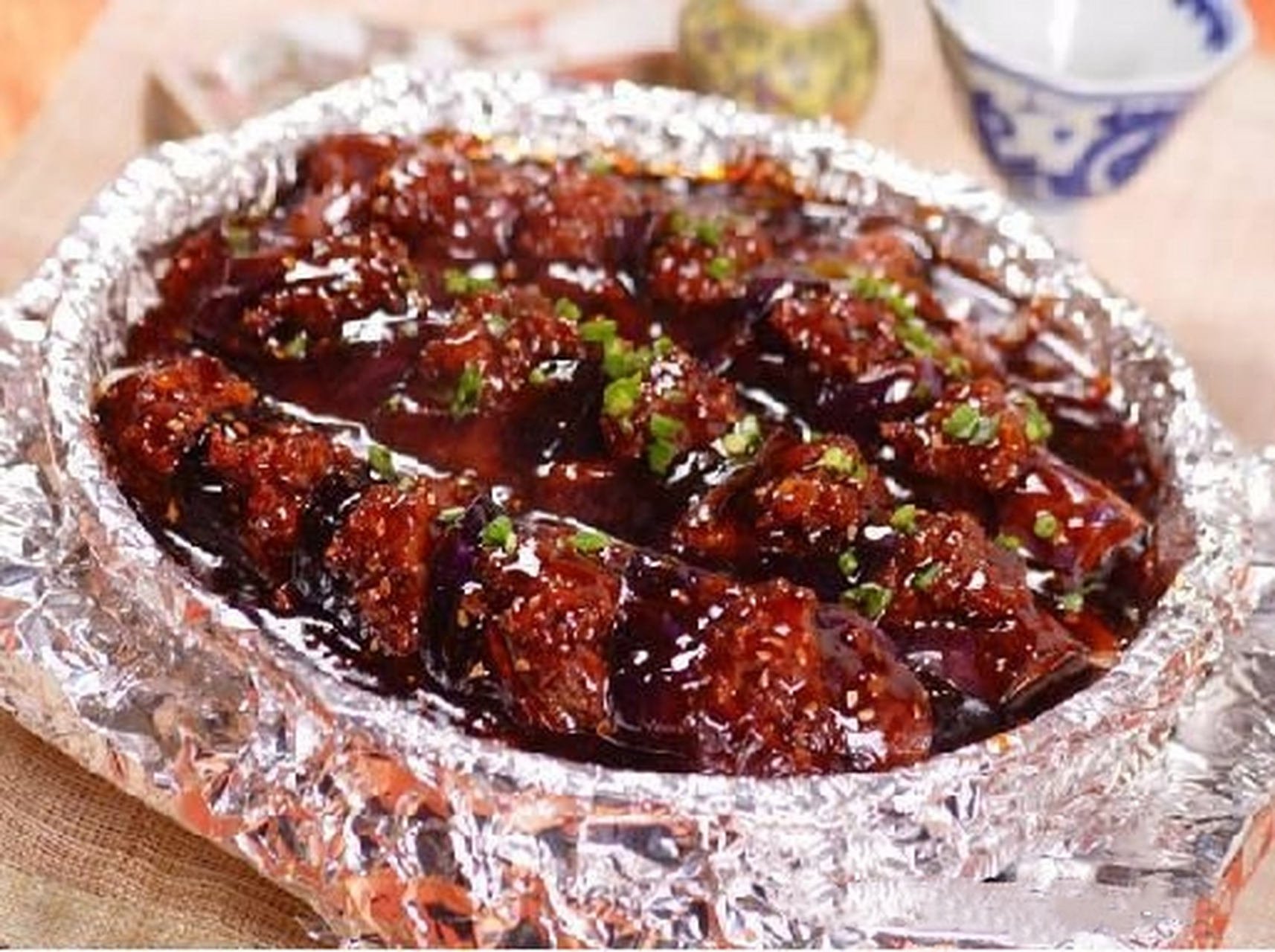 超级下饭菜,连炫3碗米饭丨湘菜铁板茄子 食材: 茄子300克,洋葱25克