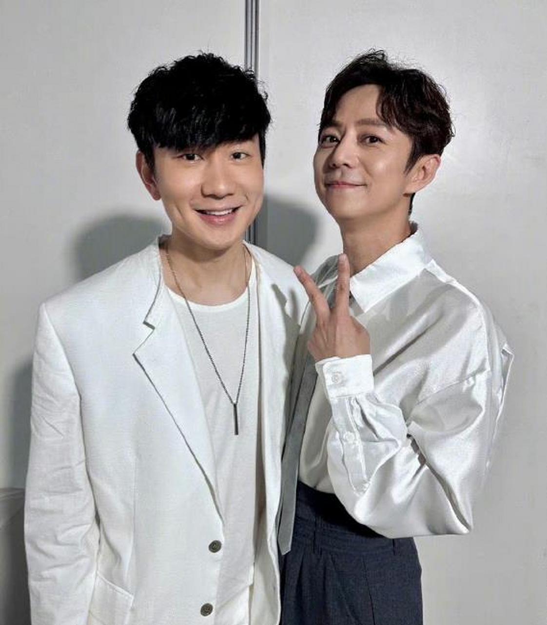 林俊杰和何炅合照了,岁月好像没有在两人的身上留下痕迹,怎么看着何炅