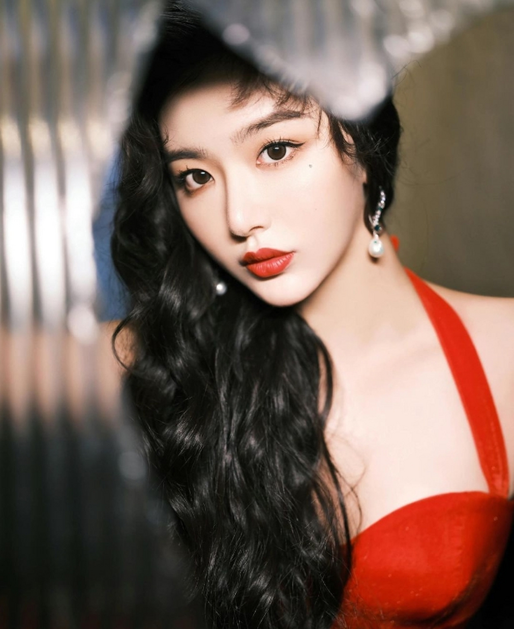 艳丽妖娆,魅惑撩人的#孔雪儿# 容颜秀美,五官精致,烈焰红唇,性感迷人