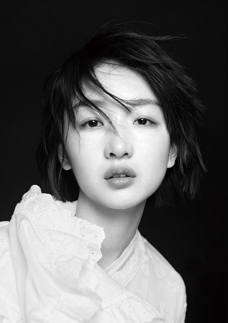 2010年,她在导演张艺谋的电影《山楂树之恋》中成功出道,凭借此片斩获