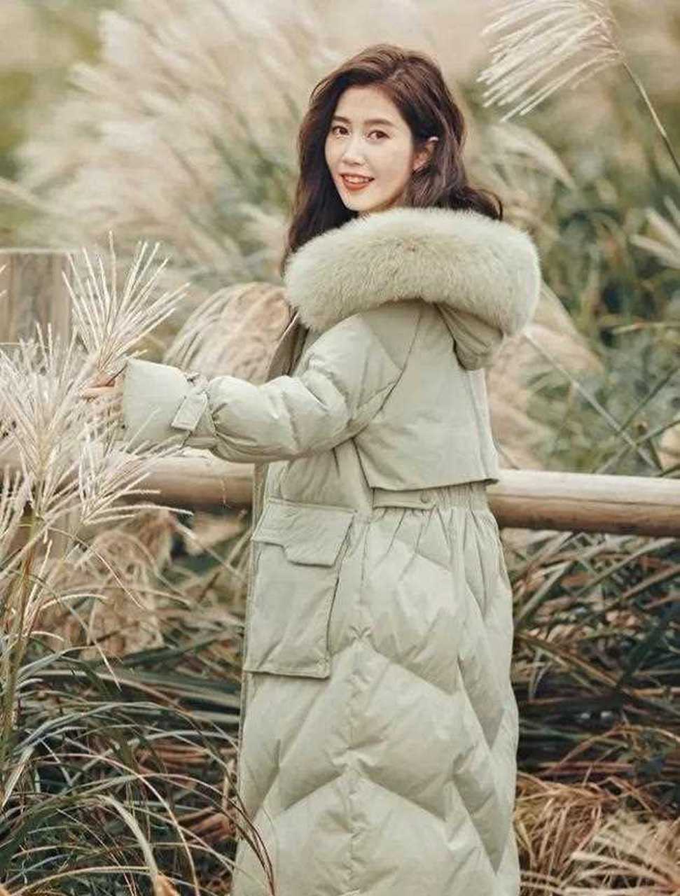 豆绿色羽绒服 搭配什么颜色的毛衣裙好看?
