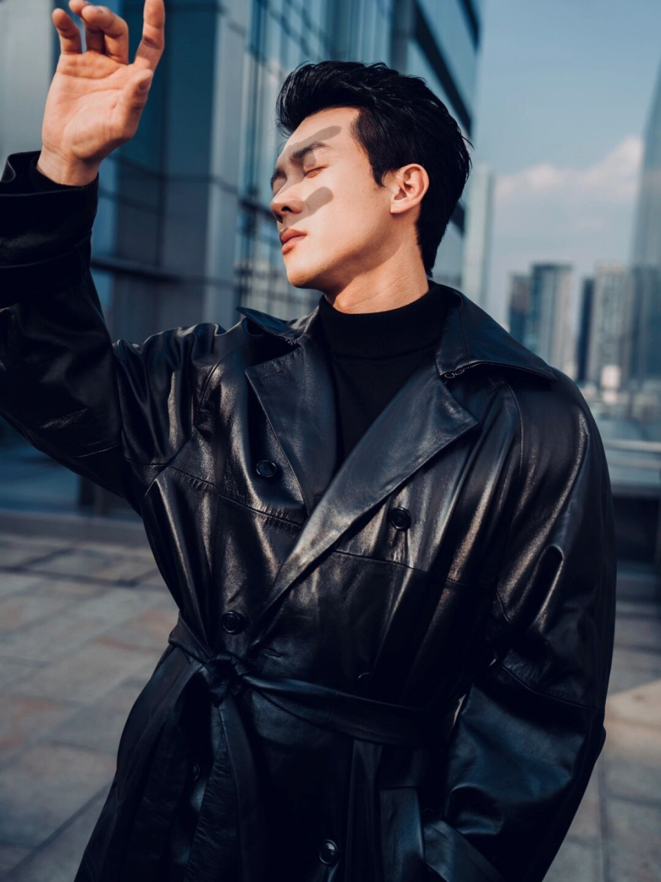 黑色禁欲系  在这组写真中,侯雯元身着黑色禁欲系大衣,搭配简约的饰品