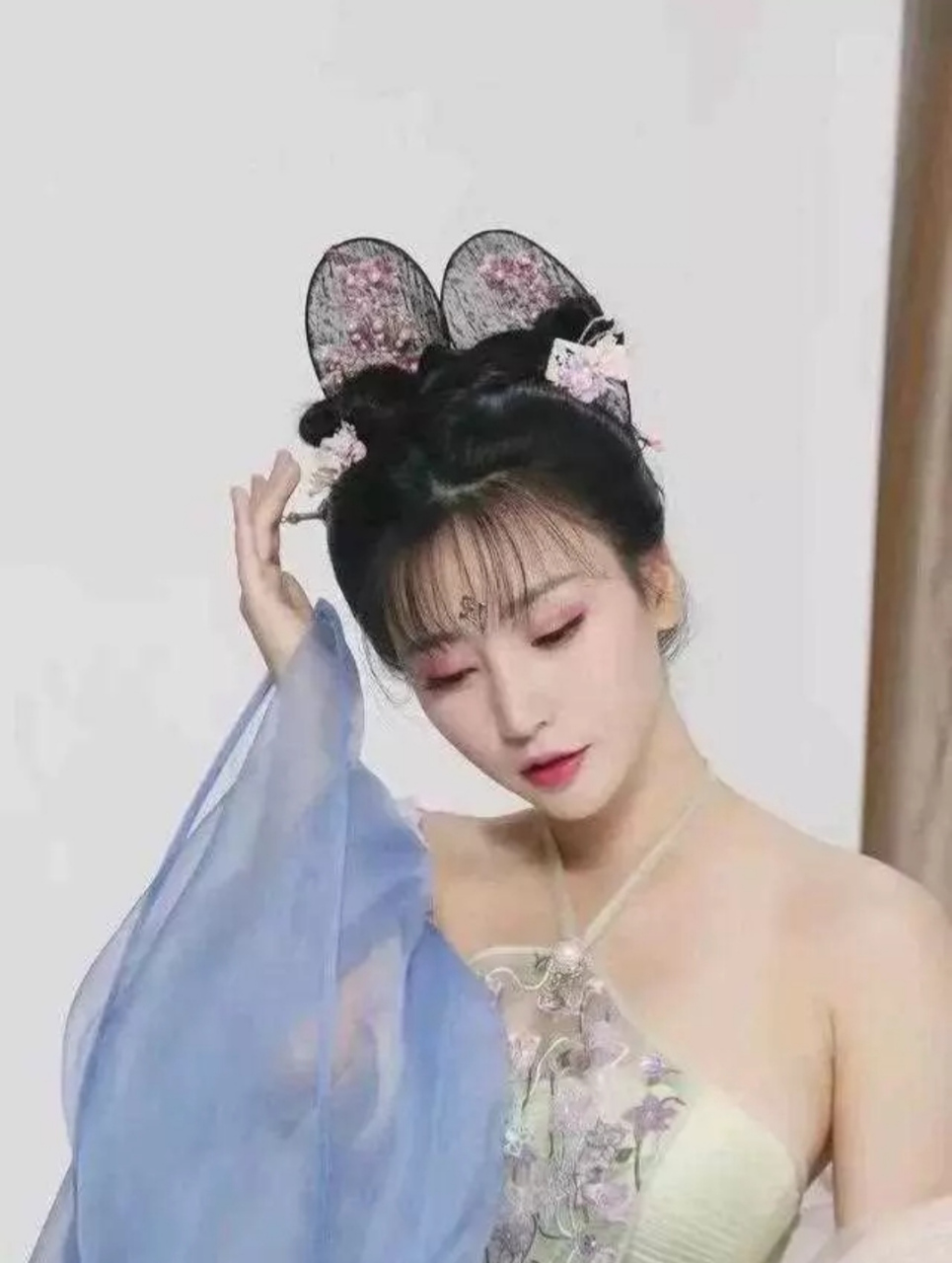 柳岩身穿古装清新淡雅性感露肩