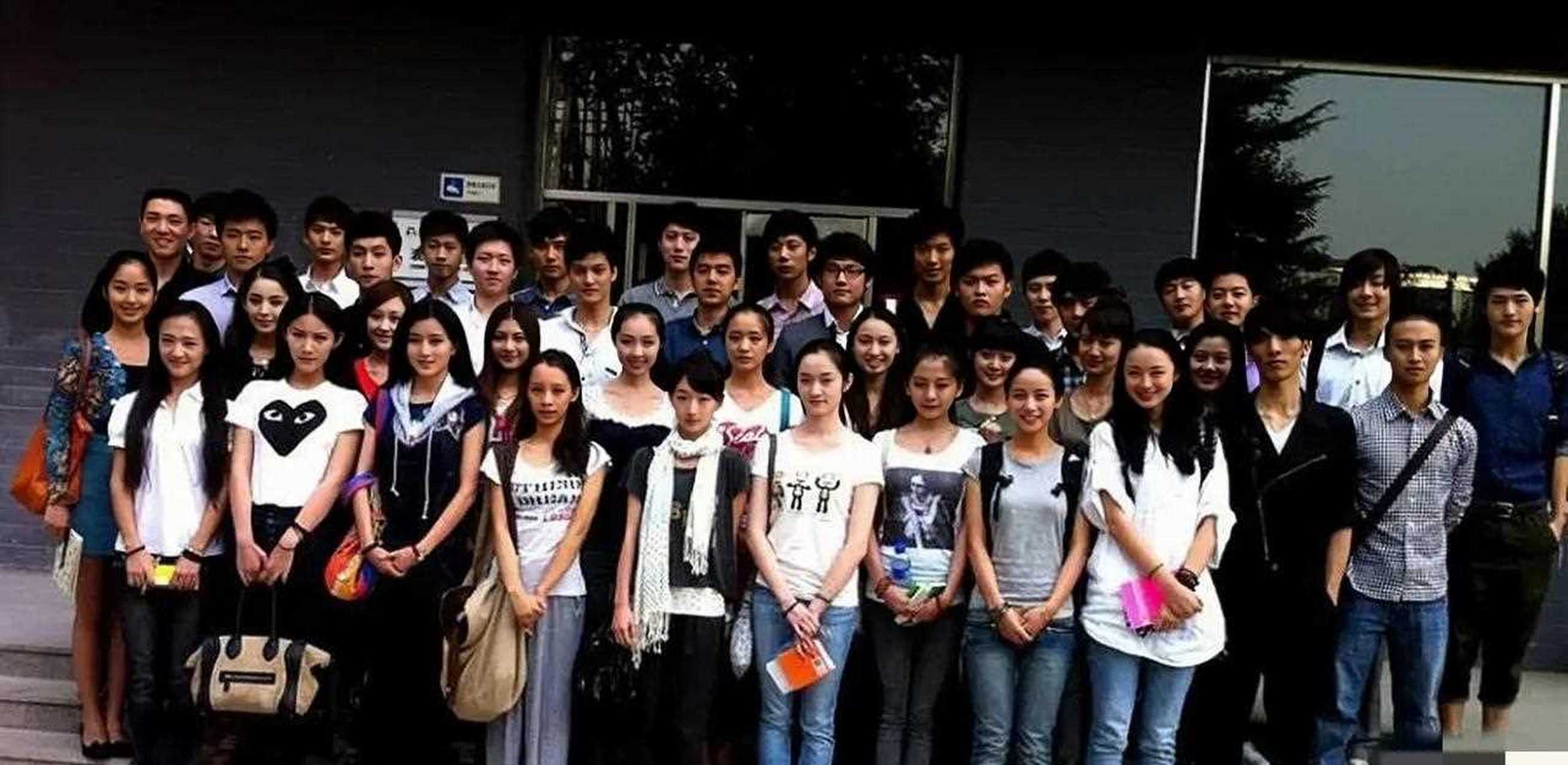 古力娜扎原来和周冬雨是同班同学呀!
