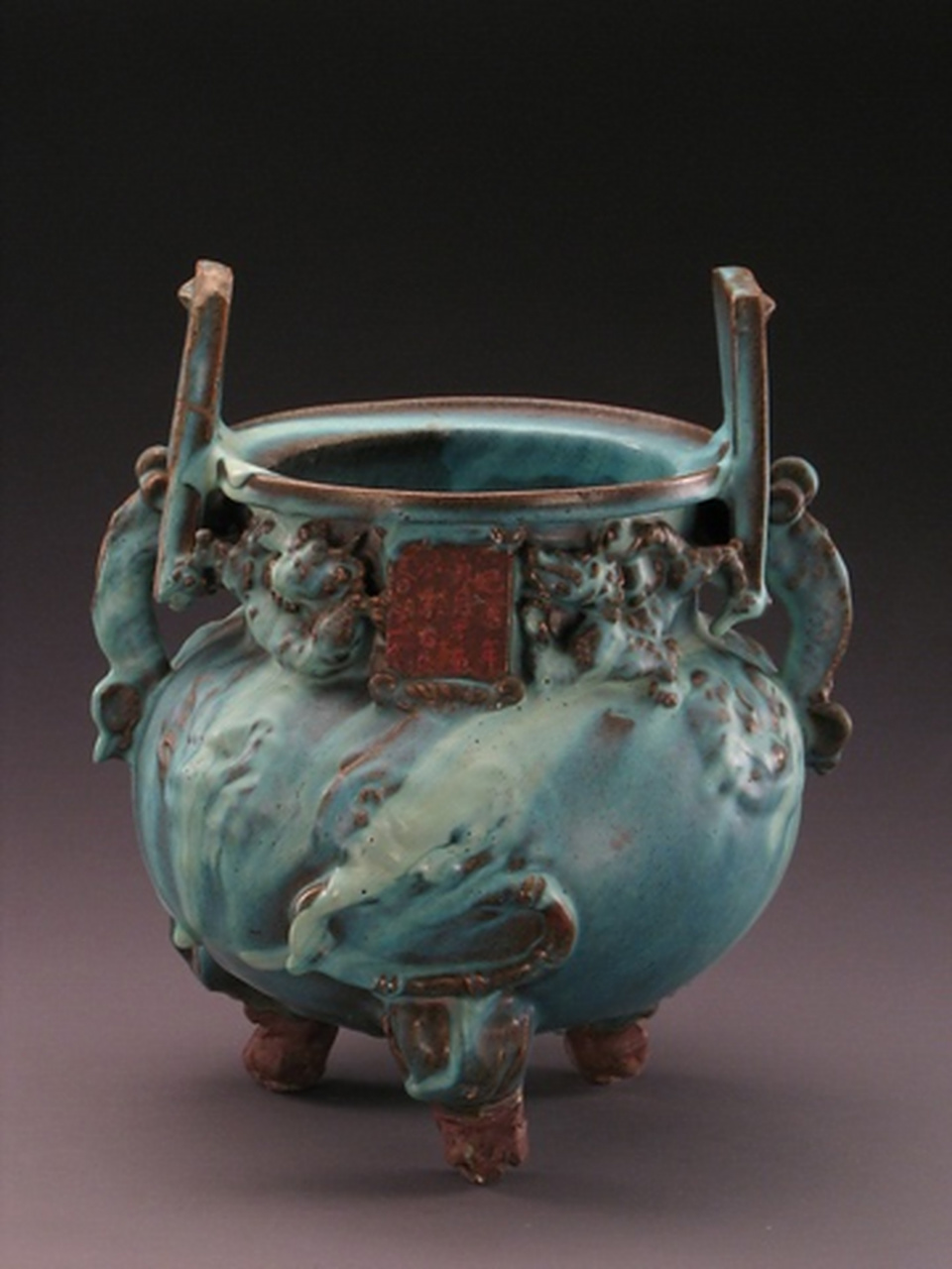 图一:辽代绿釉刻牡丹花凤首花口瓶 图二:辽代绿釉提梁壶 图三:唐代