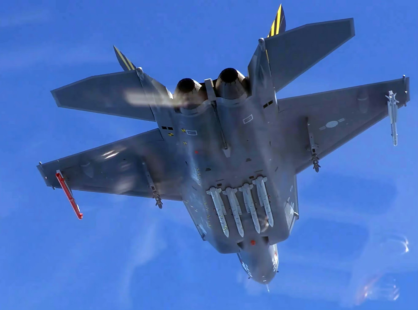 韩国军工研制生产的kf-21战斗机和第2架原型机的机腹挂载了4枚流星中