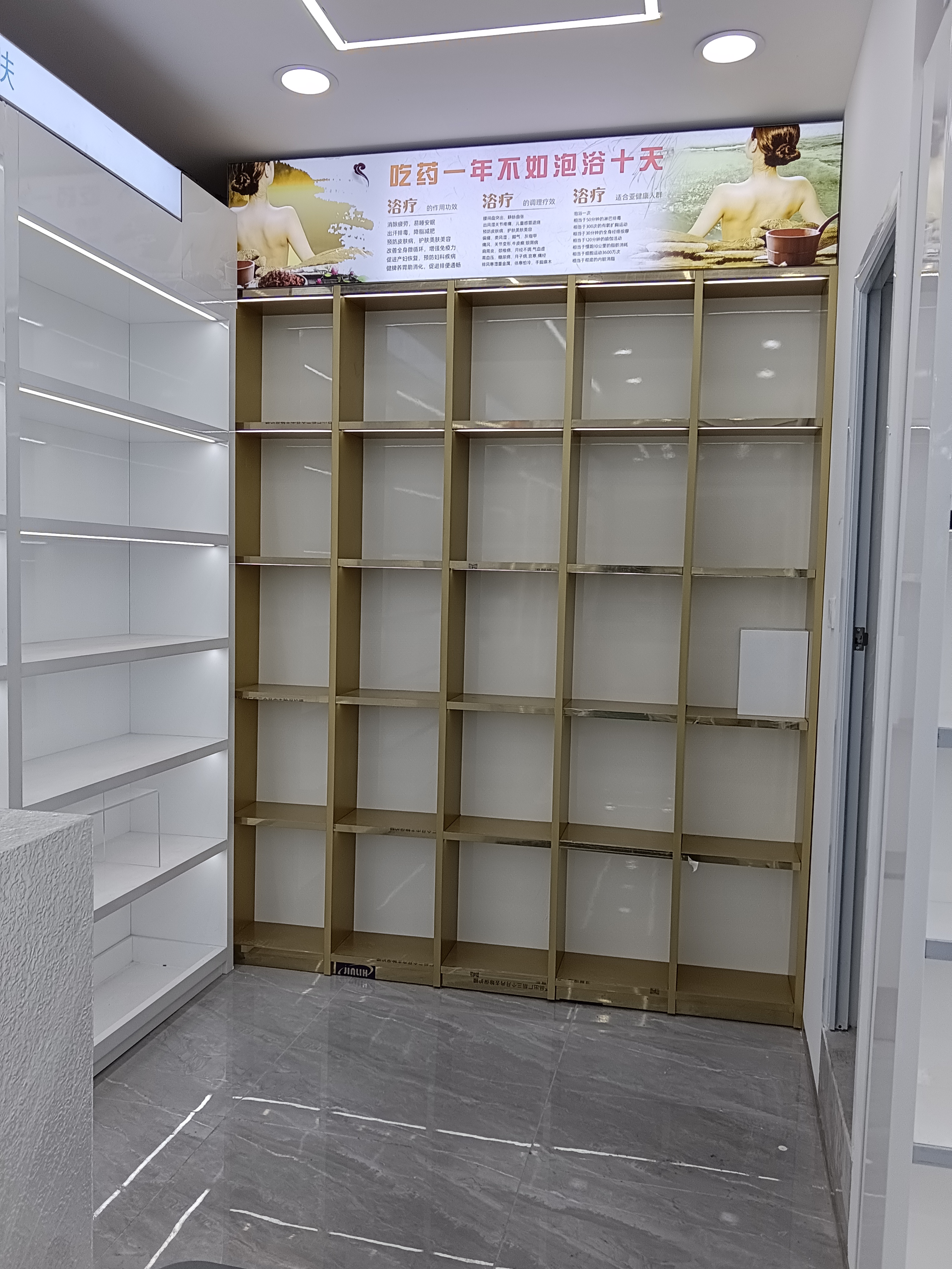 哎呀,我差点忘了,今天要跟大家分享一个关于美容店展柜货架中岛的小