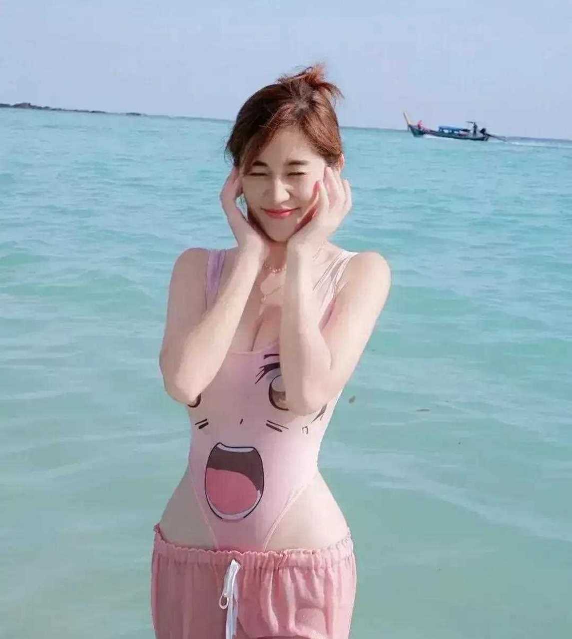 韩国女演员秀爱一袭粉色泳衣亮相海边,唯美动人,身材凸凹有致,u型领口