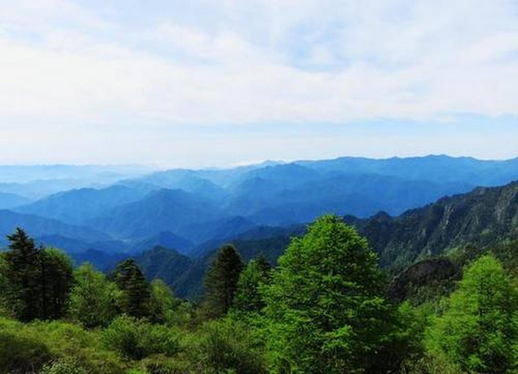 太白山景区位于渭源县城西南25公里的会川镇,海拔3300米,一峰独耸