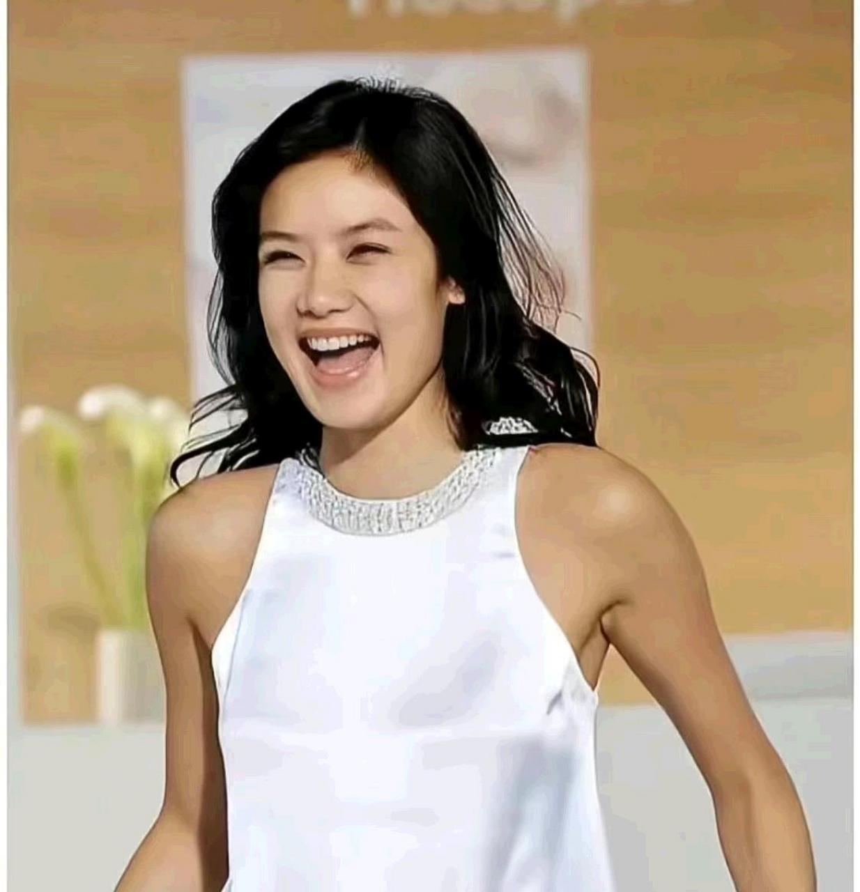 乐基儿年轻的时候真的是又傻又甜,太美了![大哈]