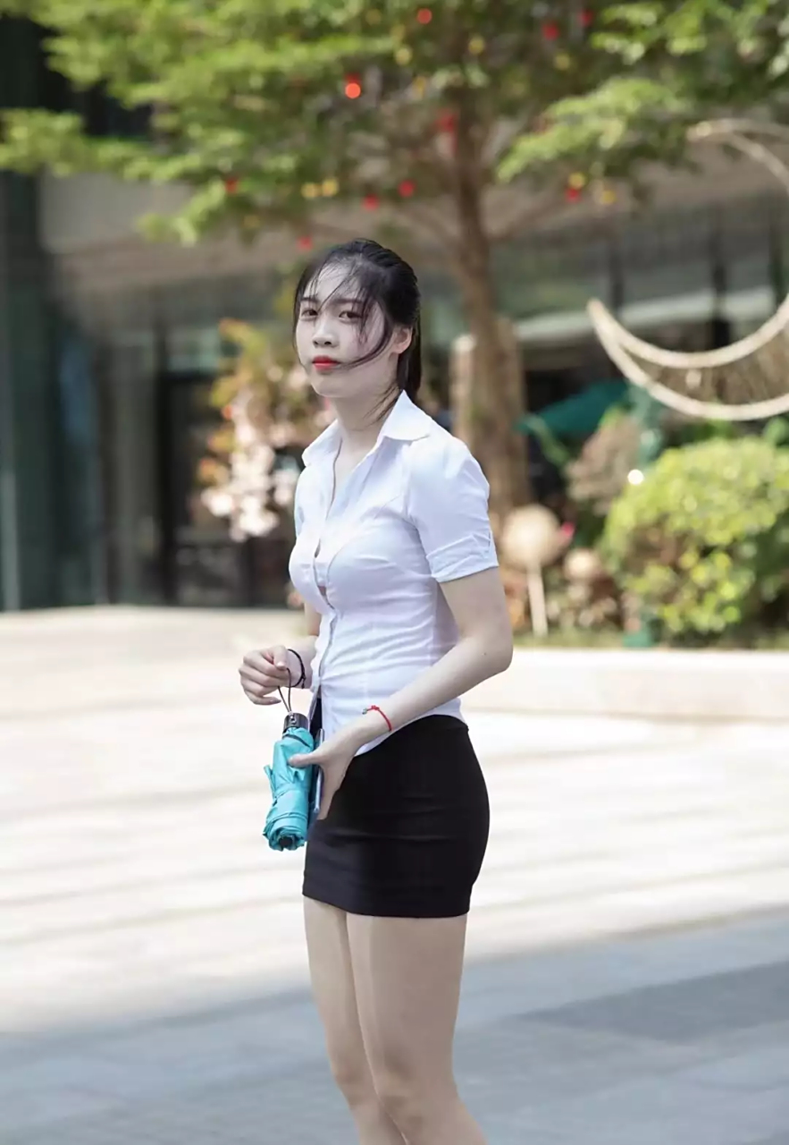 职业装小姐姐,白衬衫配短裙秀迷人身材,凸显职场精英范