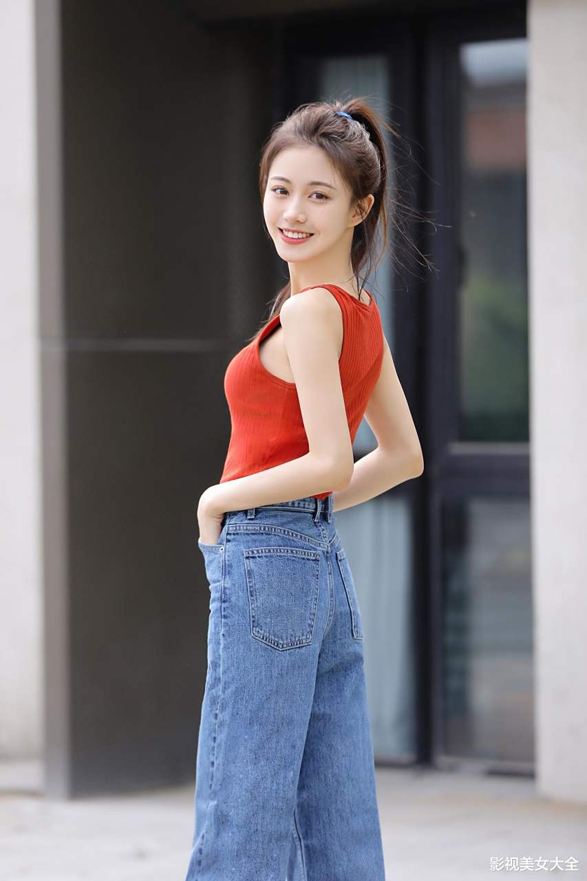 央视知名主持人播音员杨茗茗,高颜值气质型美女,肤白貌美超漂亮