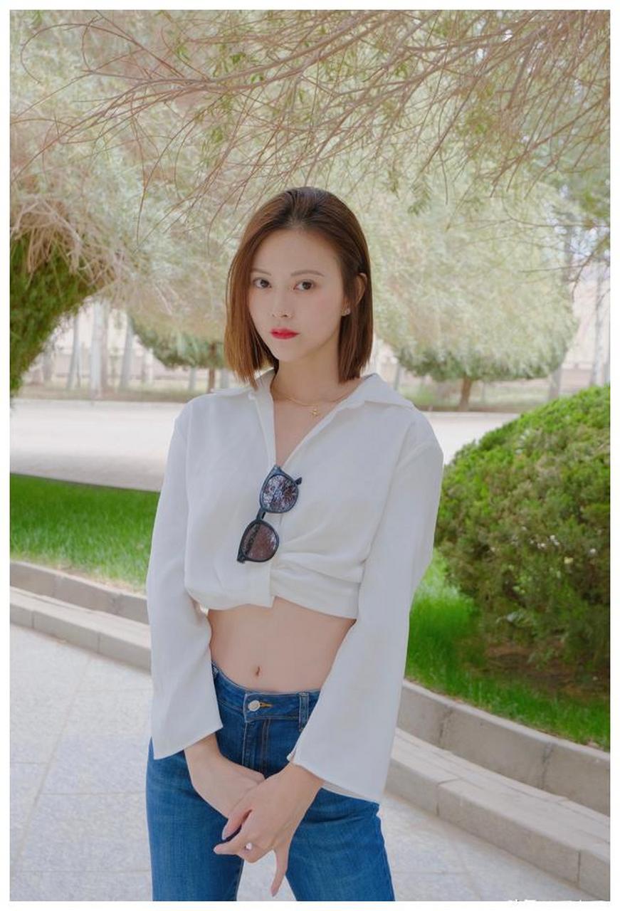 美女徐艺方迷人美照欣赏,好有气质