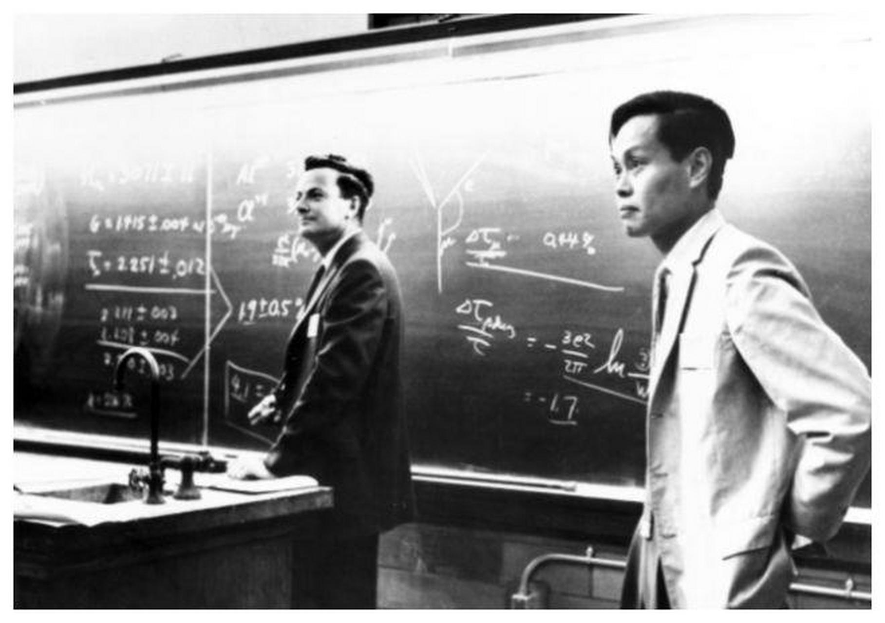 这张合影上的两位人物,一个是著名的理论物理学家费曼,他在1965年凭借