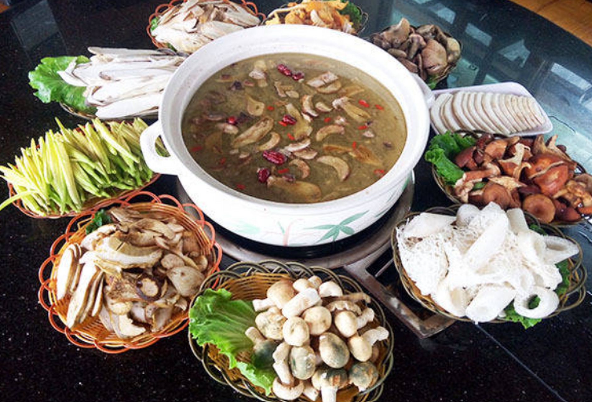 【云南吃菌菇火锅店员取汤留样,计时器响才给碗筷防止中毒】 据后浪